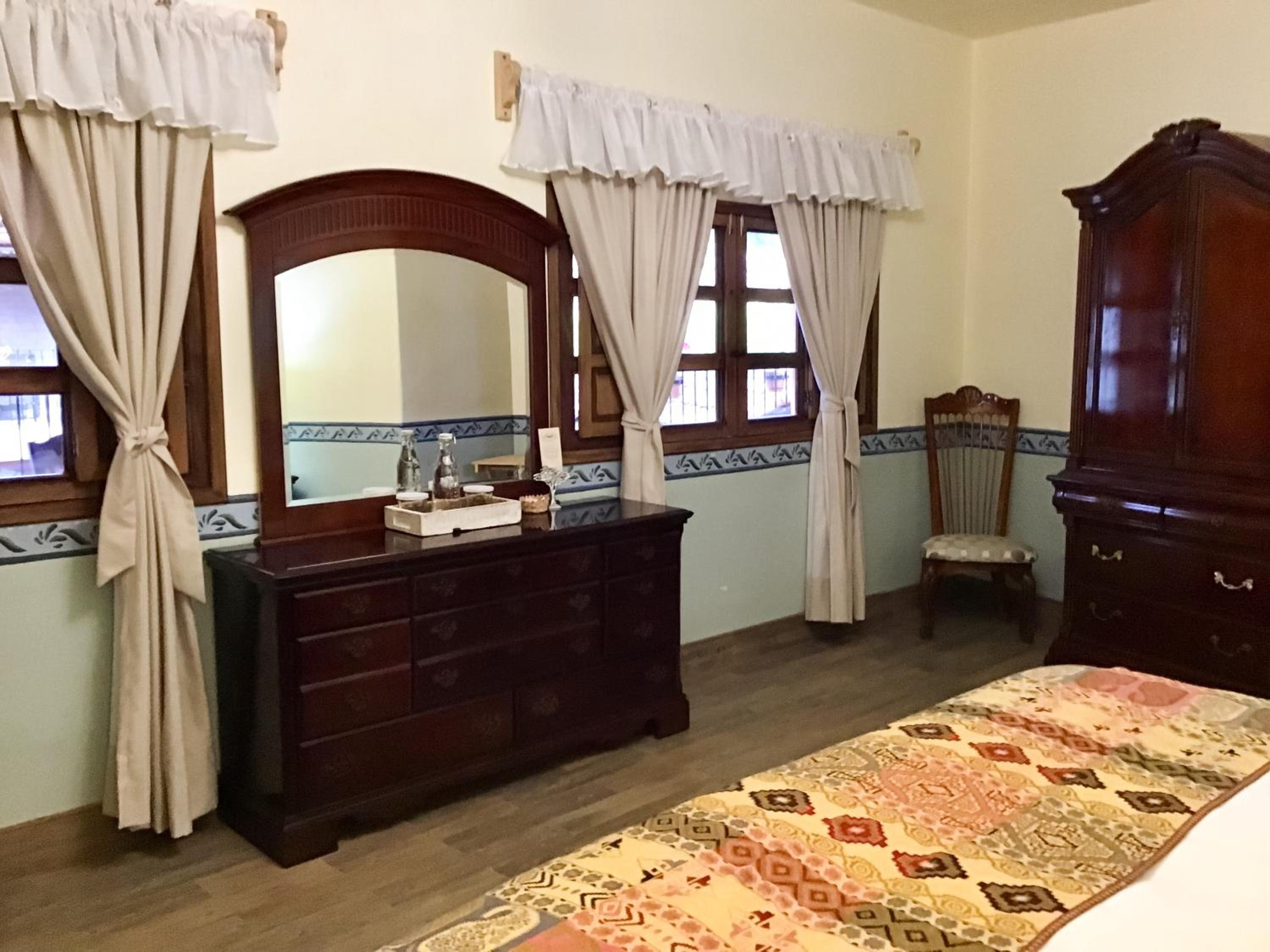 Deluxe Queen Room - Photo 20