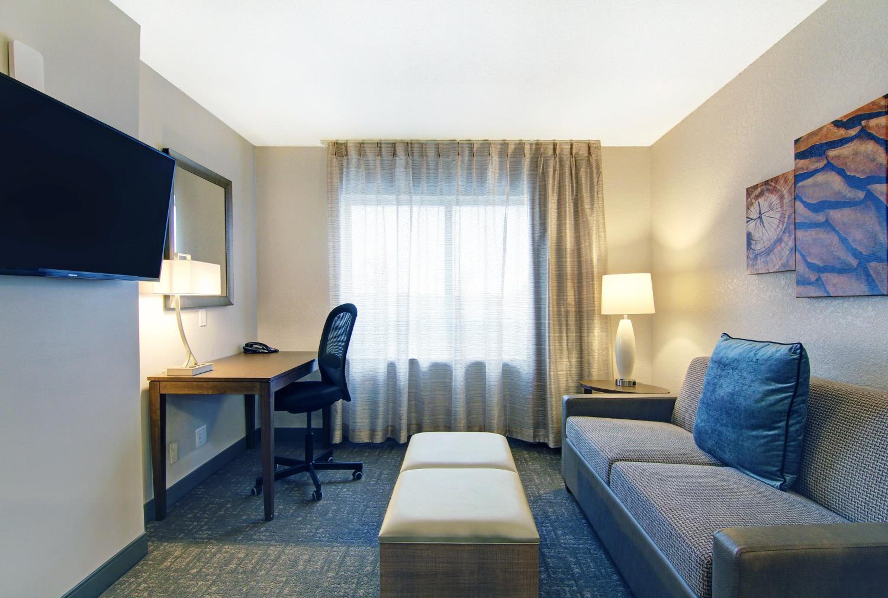 One-Bedroom Queen Suite -Non-Smoking - Photo 4