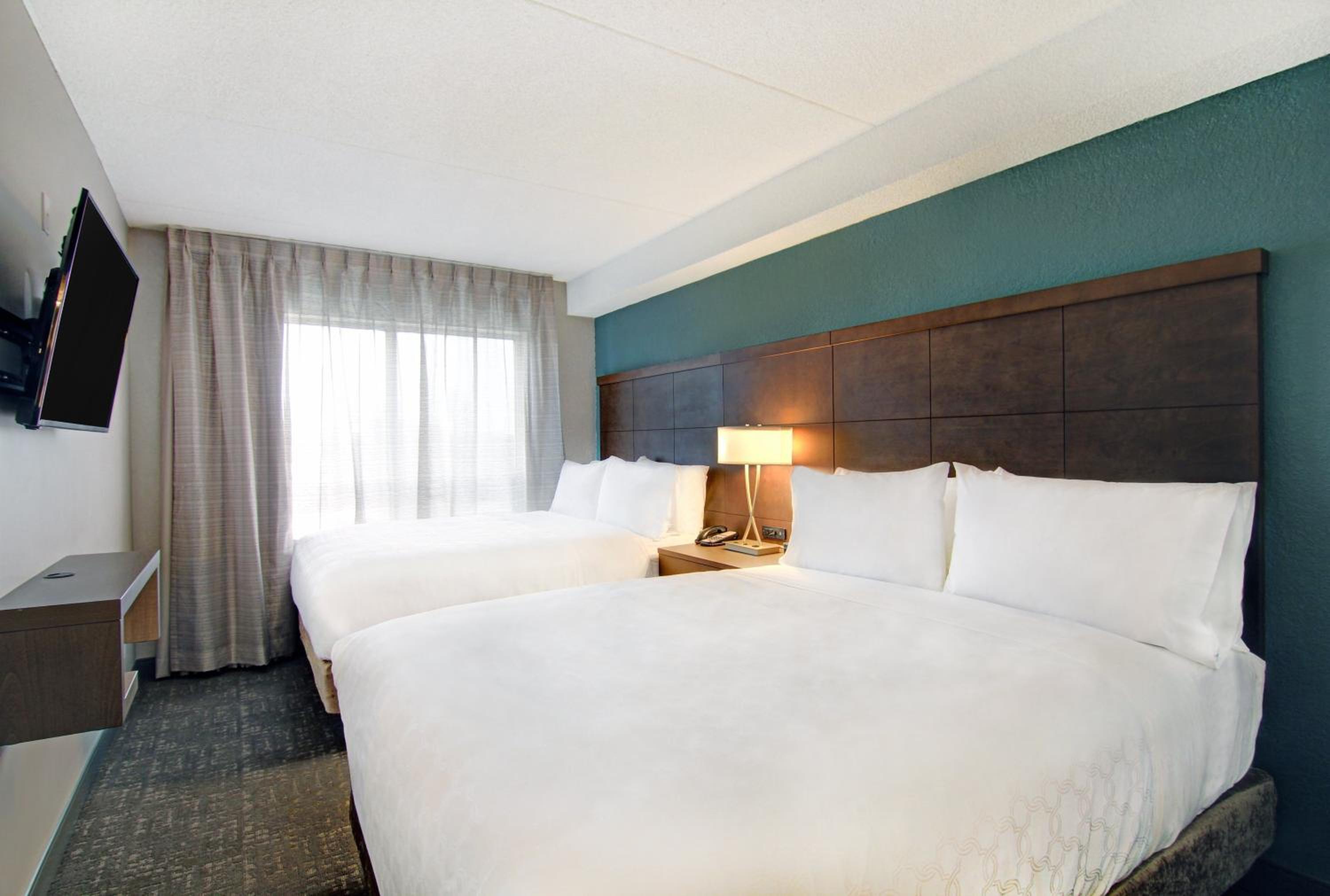 One-Bedroom Queen Suite - Photo 2