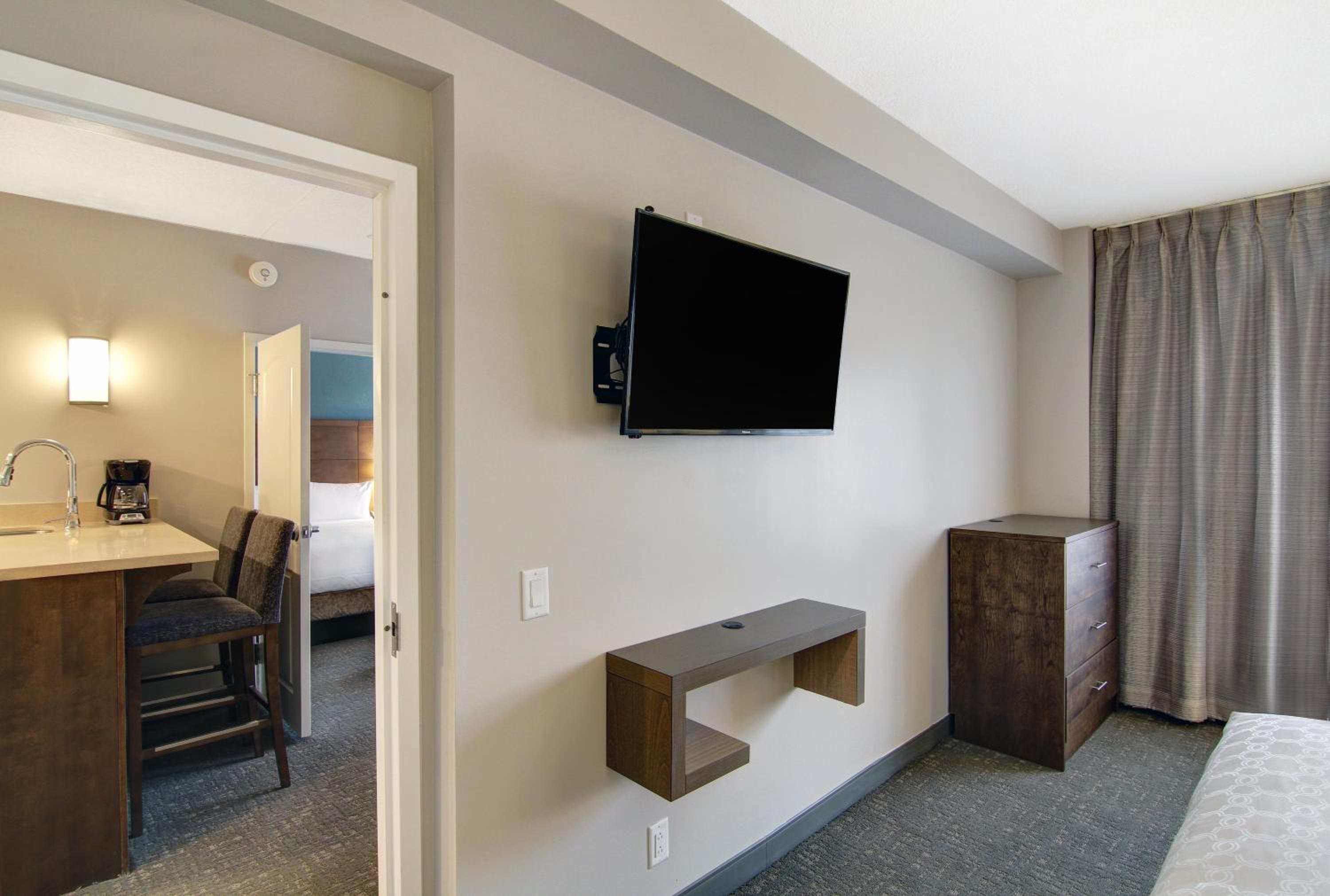Two-Bedroom Suite with One King, Two Queen and Sofa Bed - Photo 1