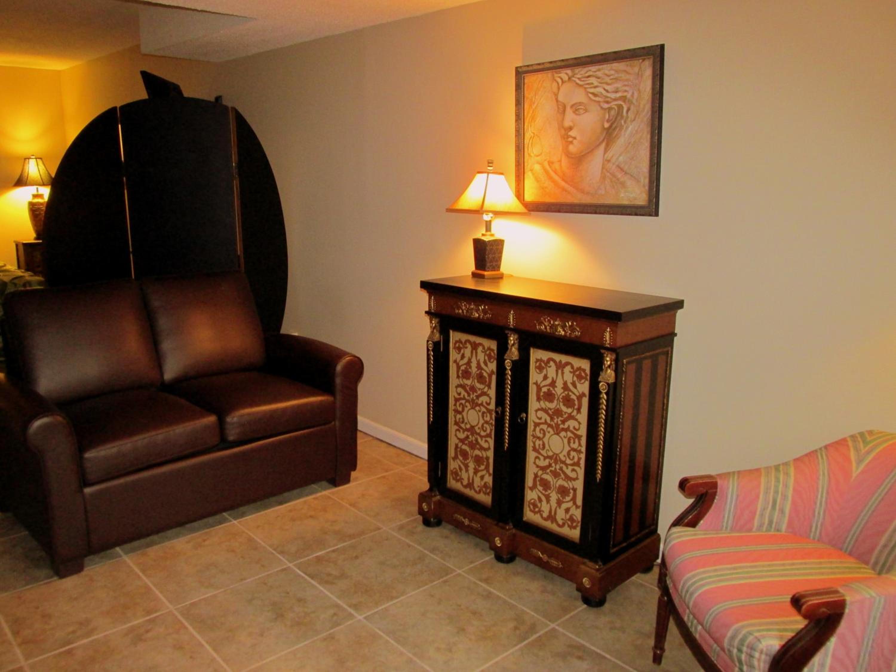 King Suite with Spa Bath - Photo 8