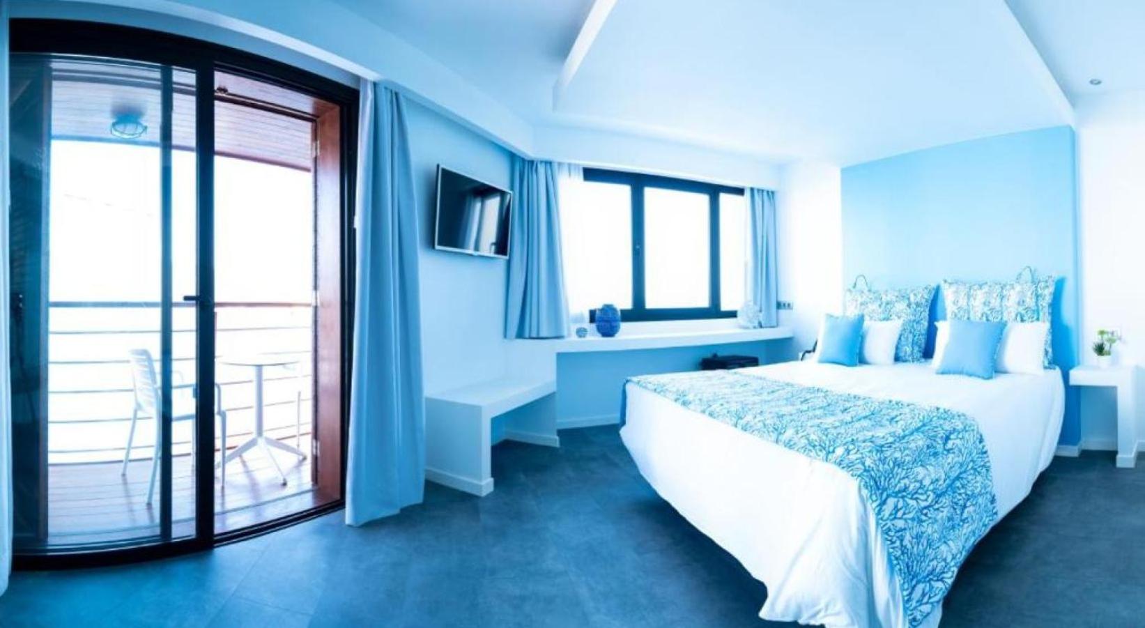 Superior Double Room with Balcony and Sea View - Photo 11