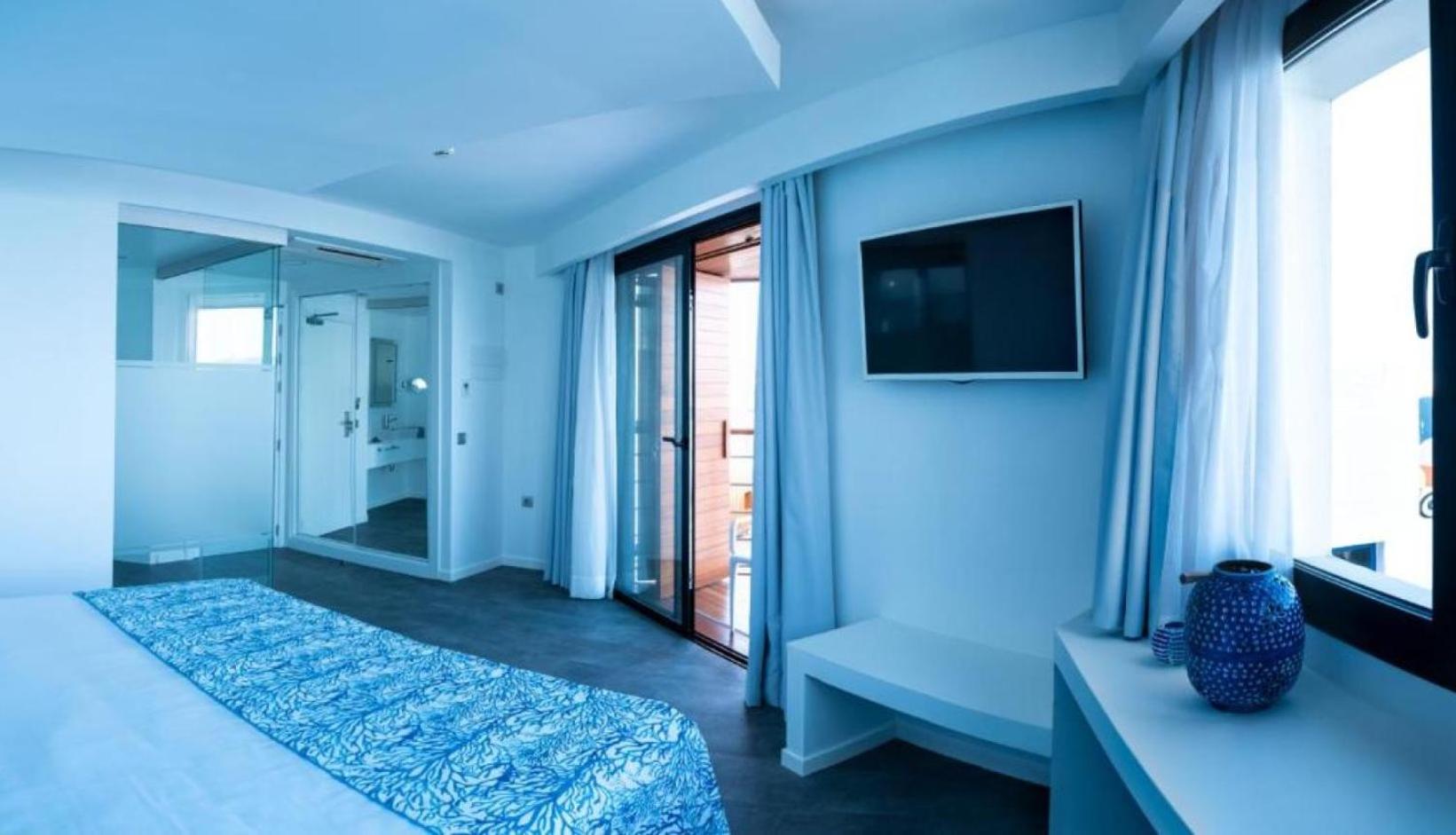 Superior Double Room with Balcony and Sea View - Photo 12