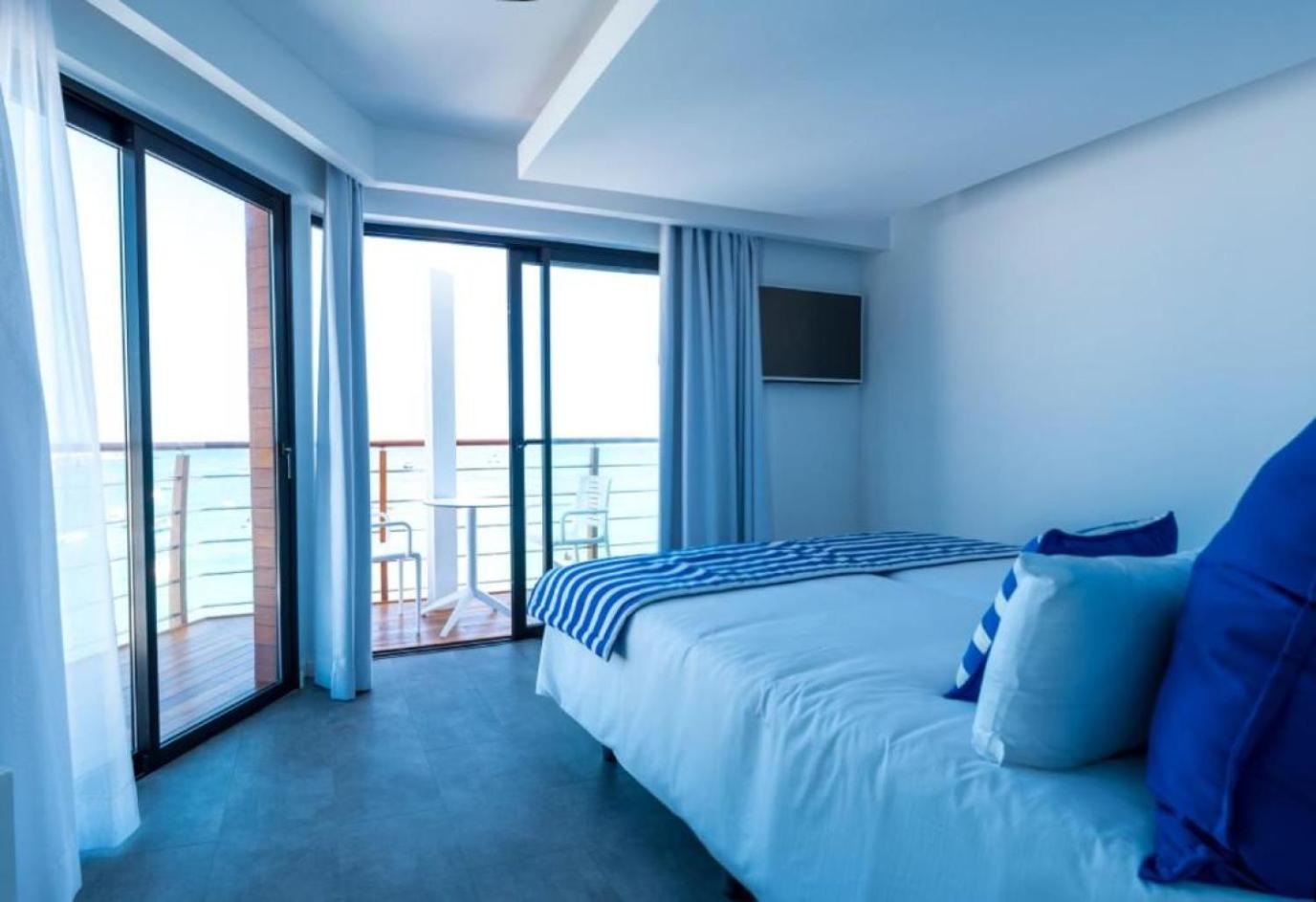 Superior Double Room with Balcony and Sea View - Photo 13