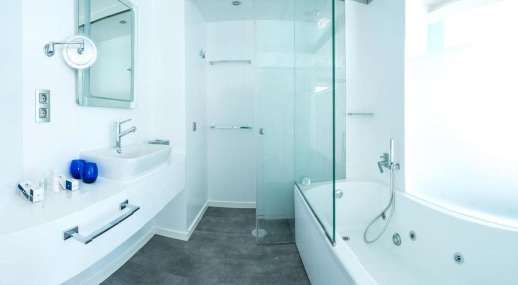 Superior Double Room with Balcony and Sea View thumbnail 5