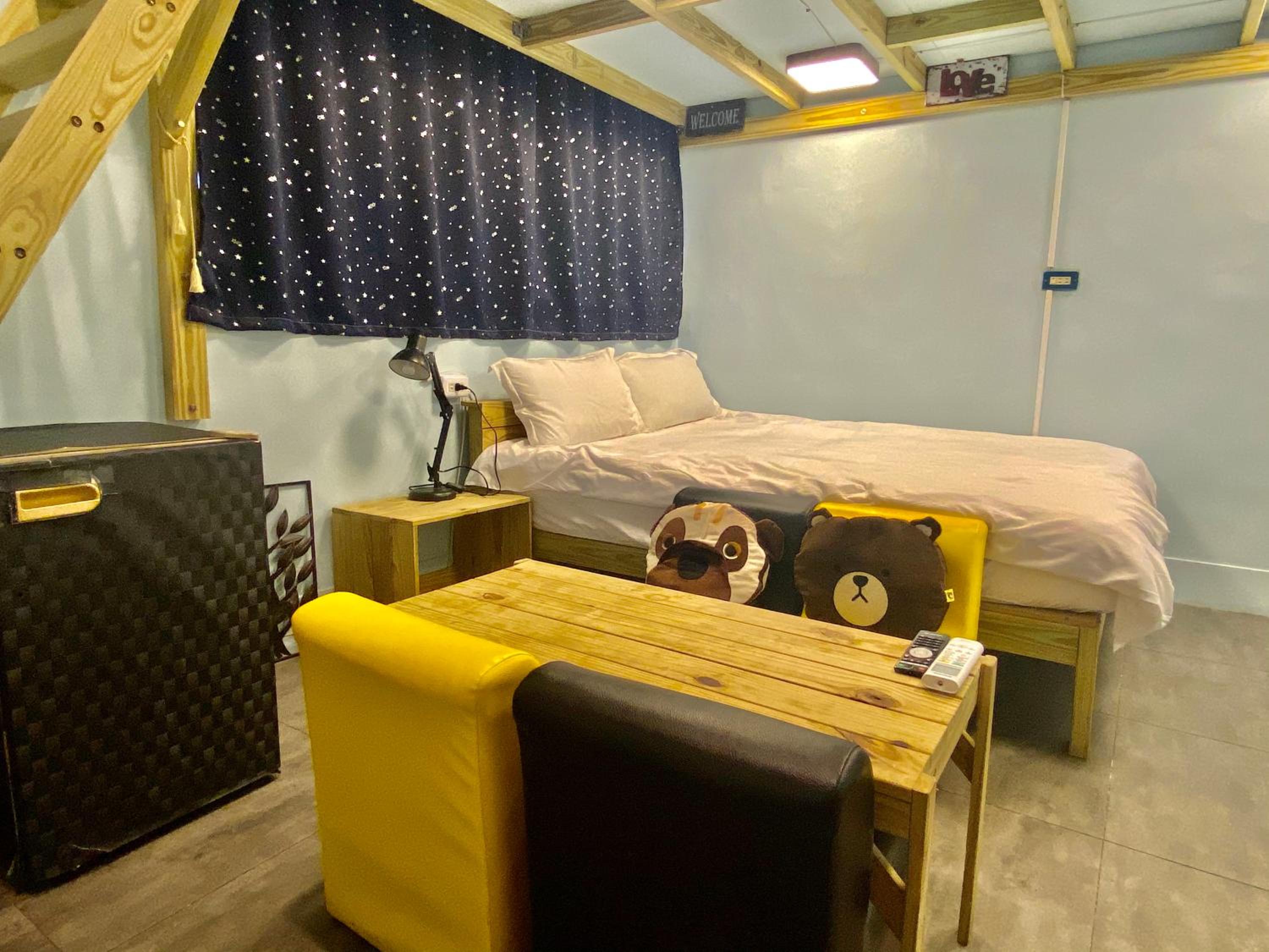 Family Room with Private Bathroom photo 2