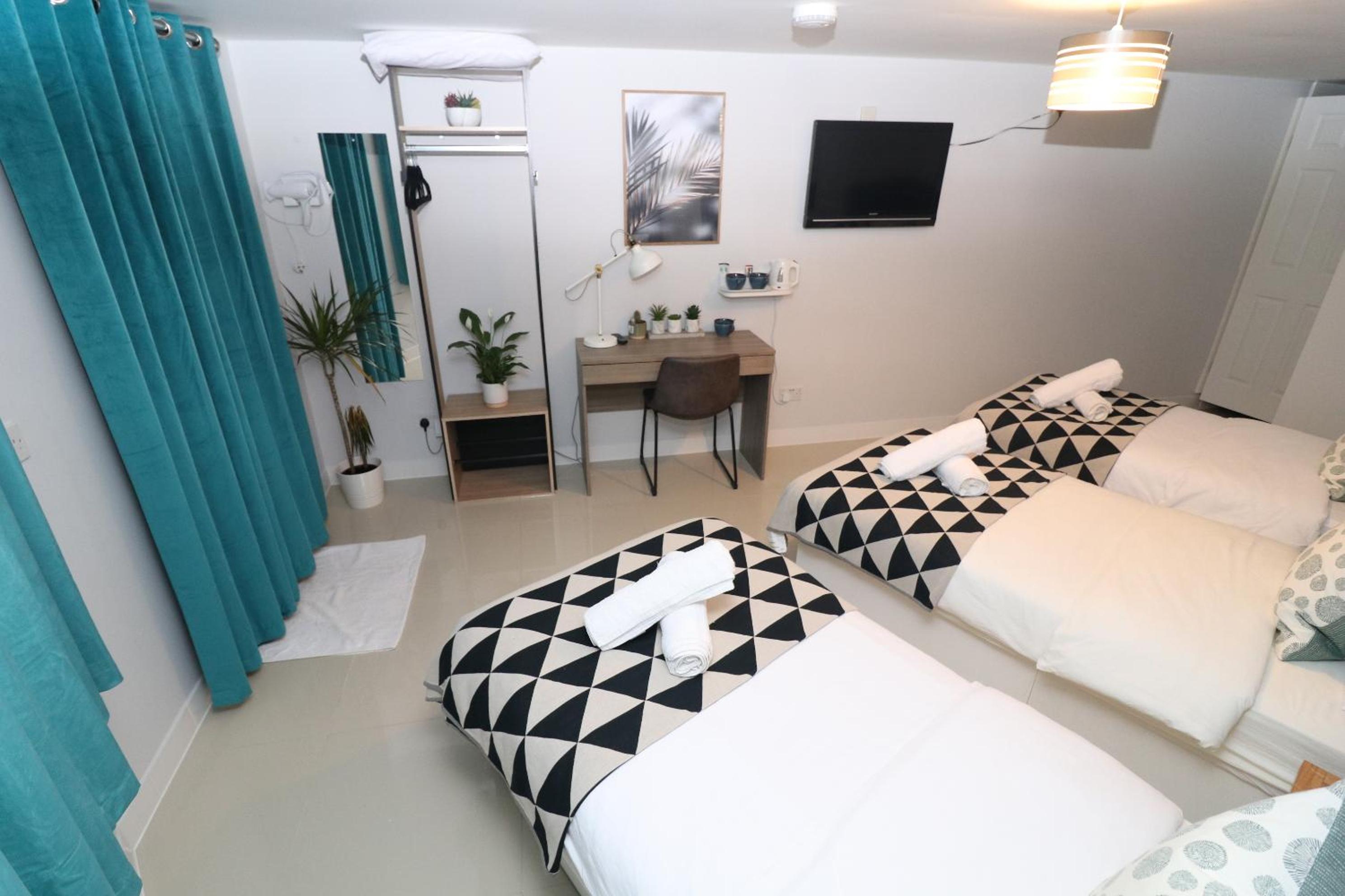 Triple Room with Private Bathroom - Photo 11
