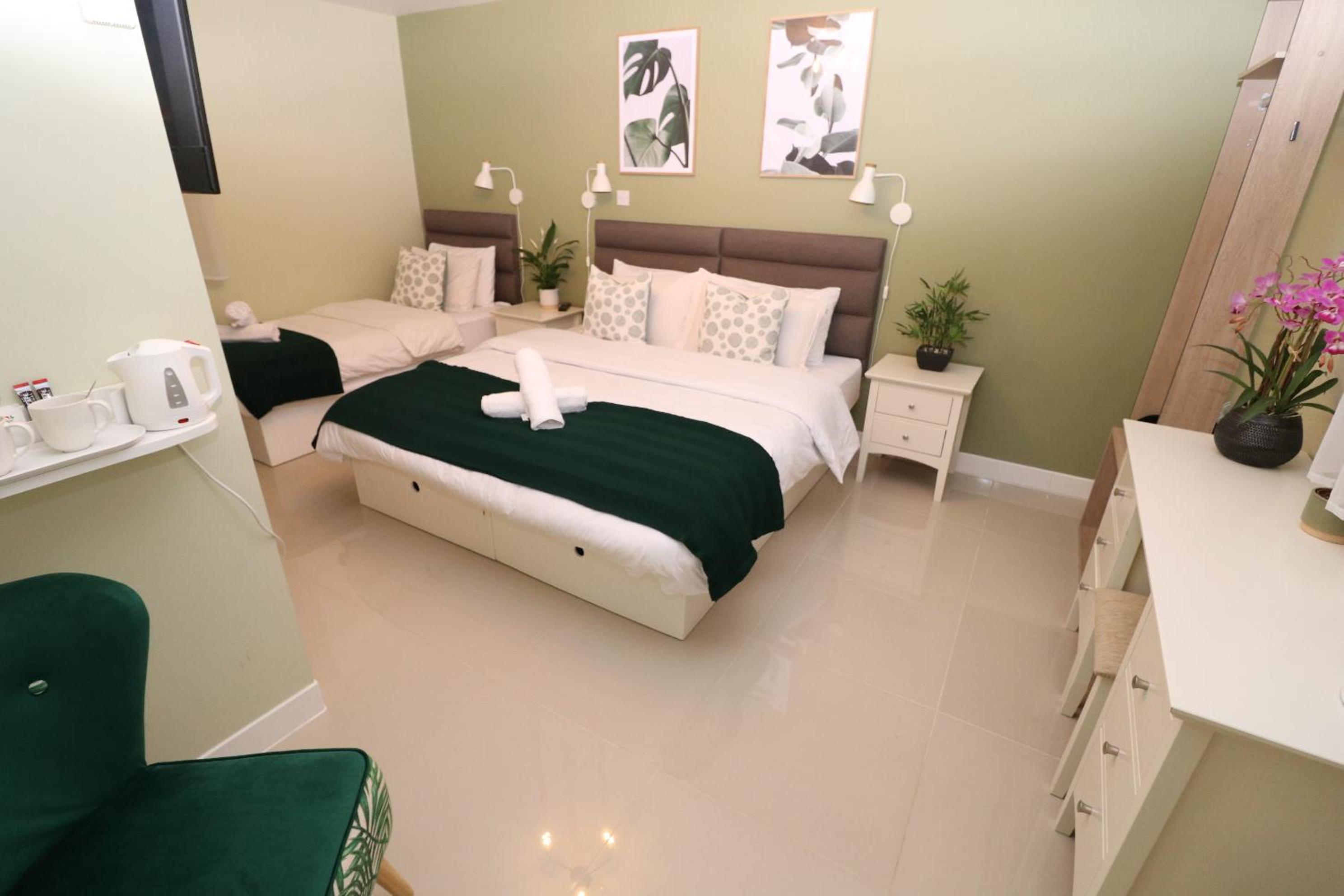 Family Room with Private Bathroom - Photo 3