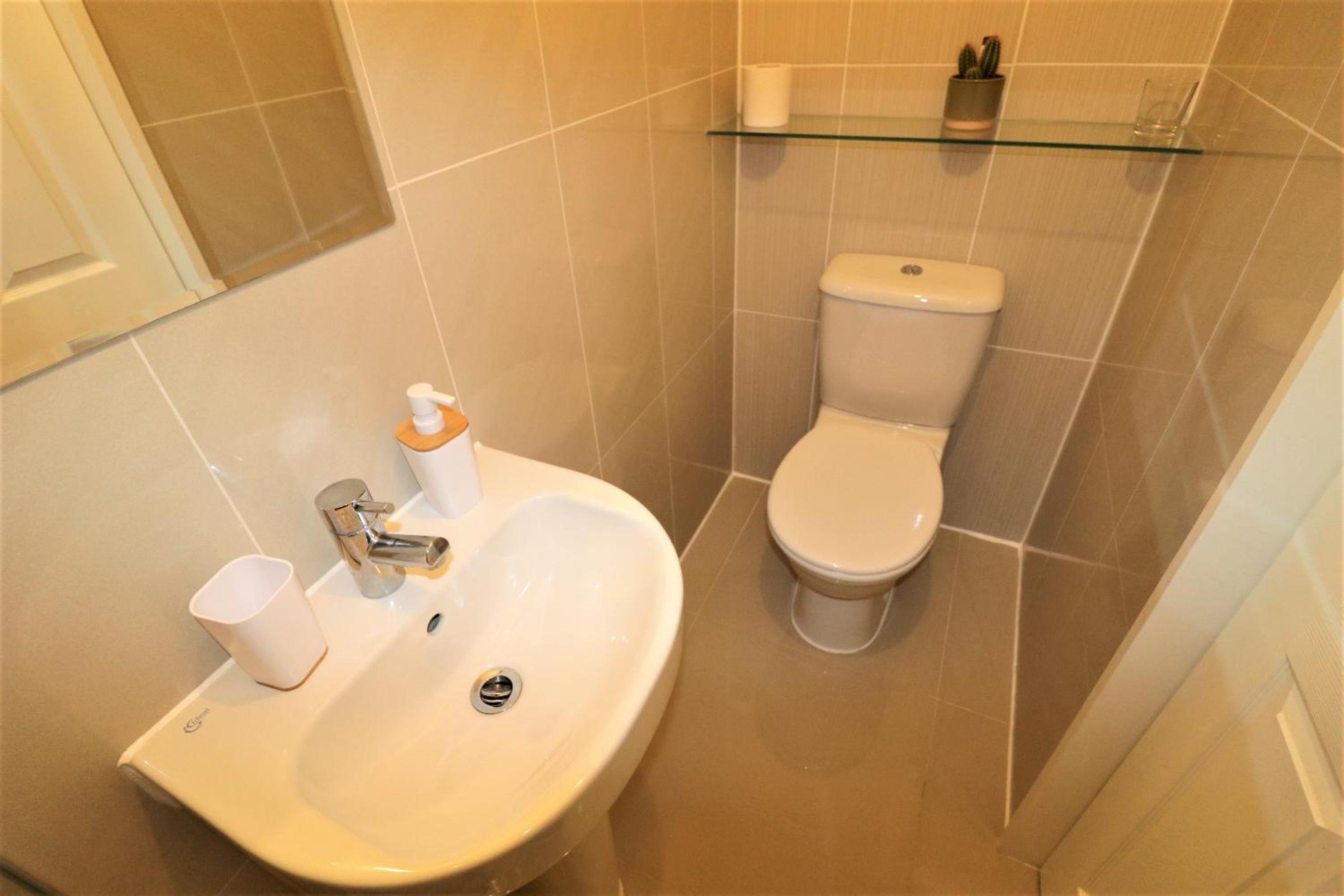 Twin Room with Bathroom - Photo 2