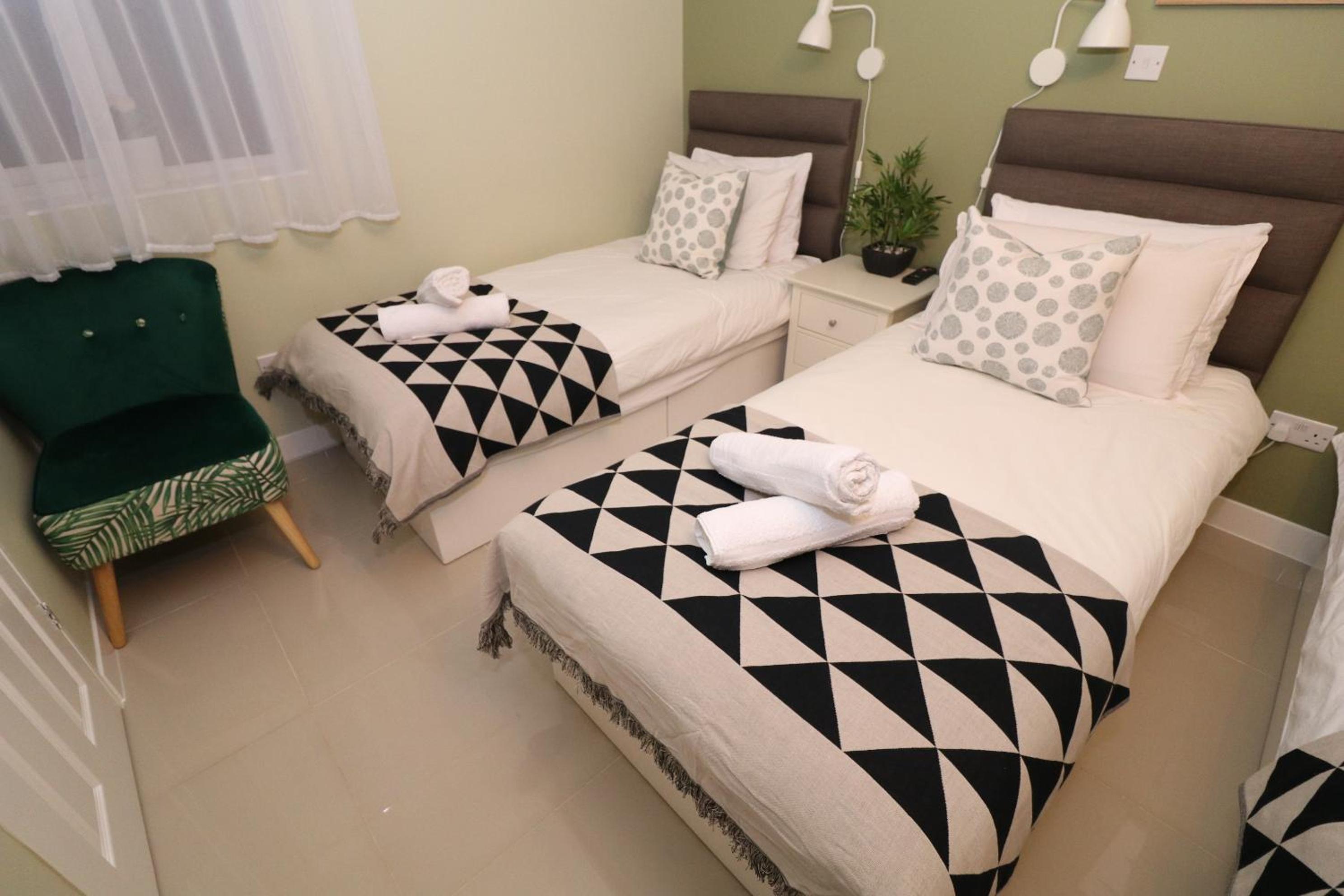 Twin Room with Bathroom - Photo 8