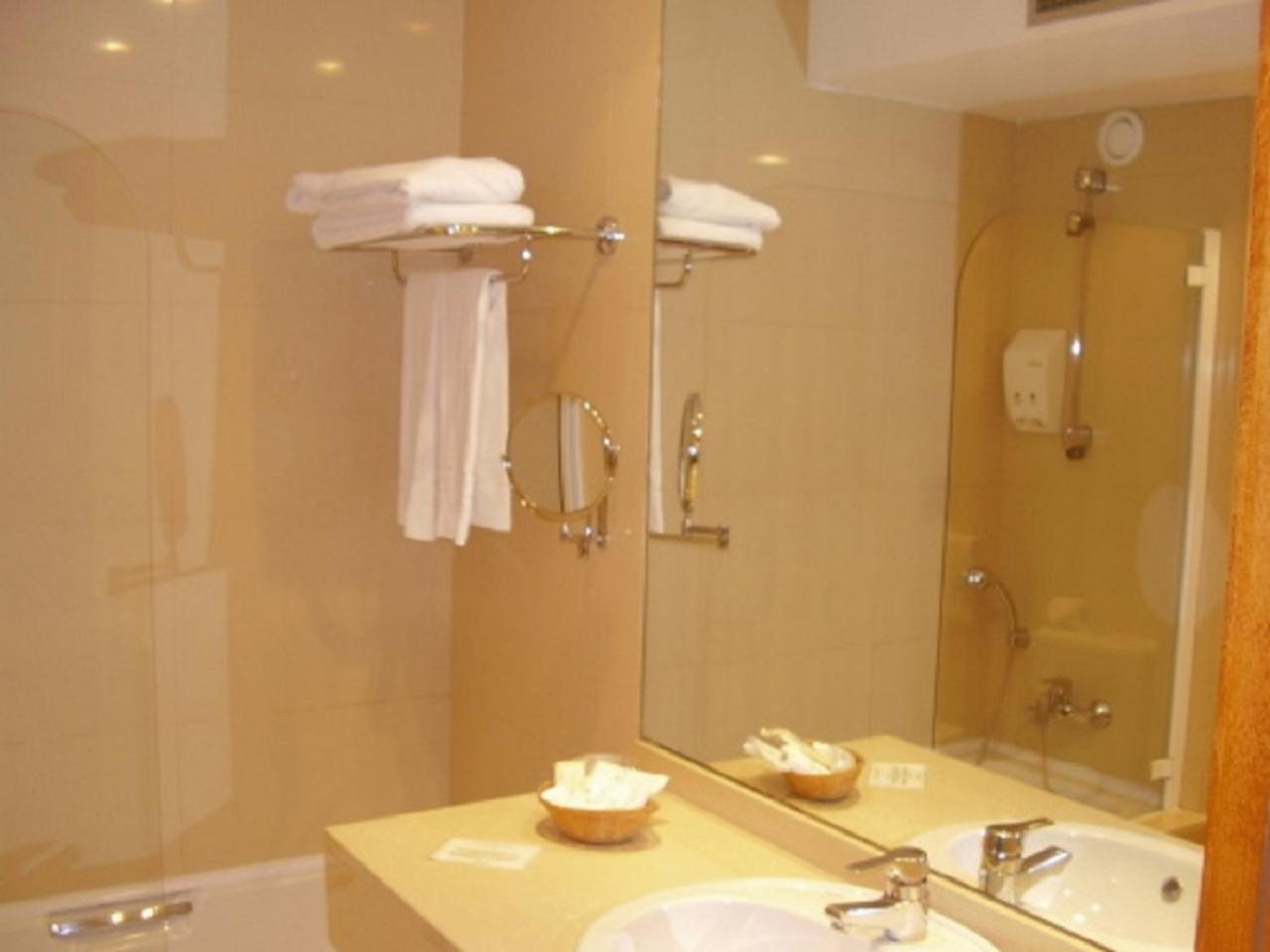 Twin Room - Photo 3