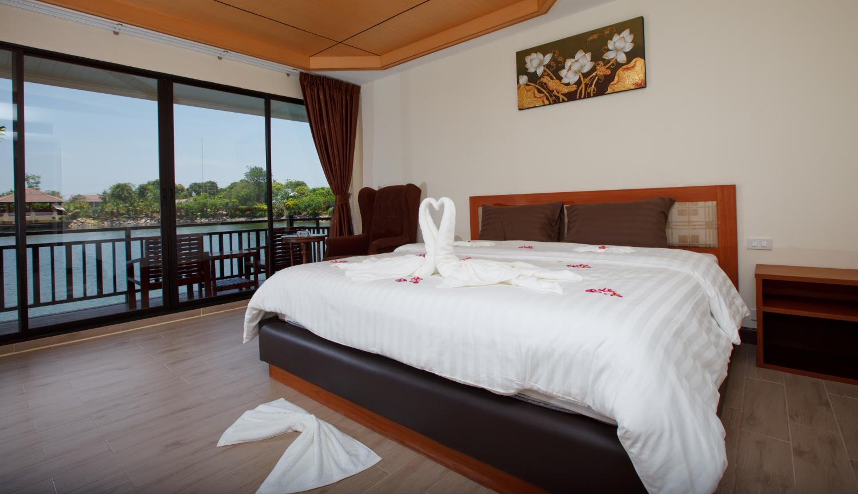 Double or Twin Room with Lake View photo 3