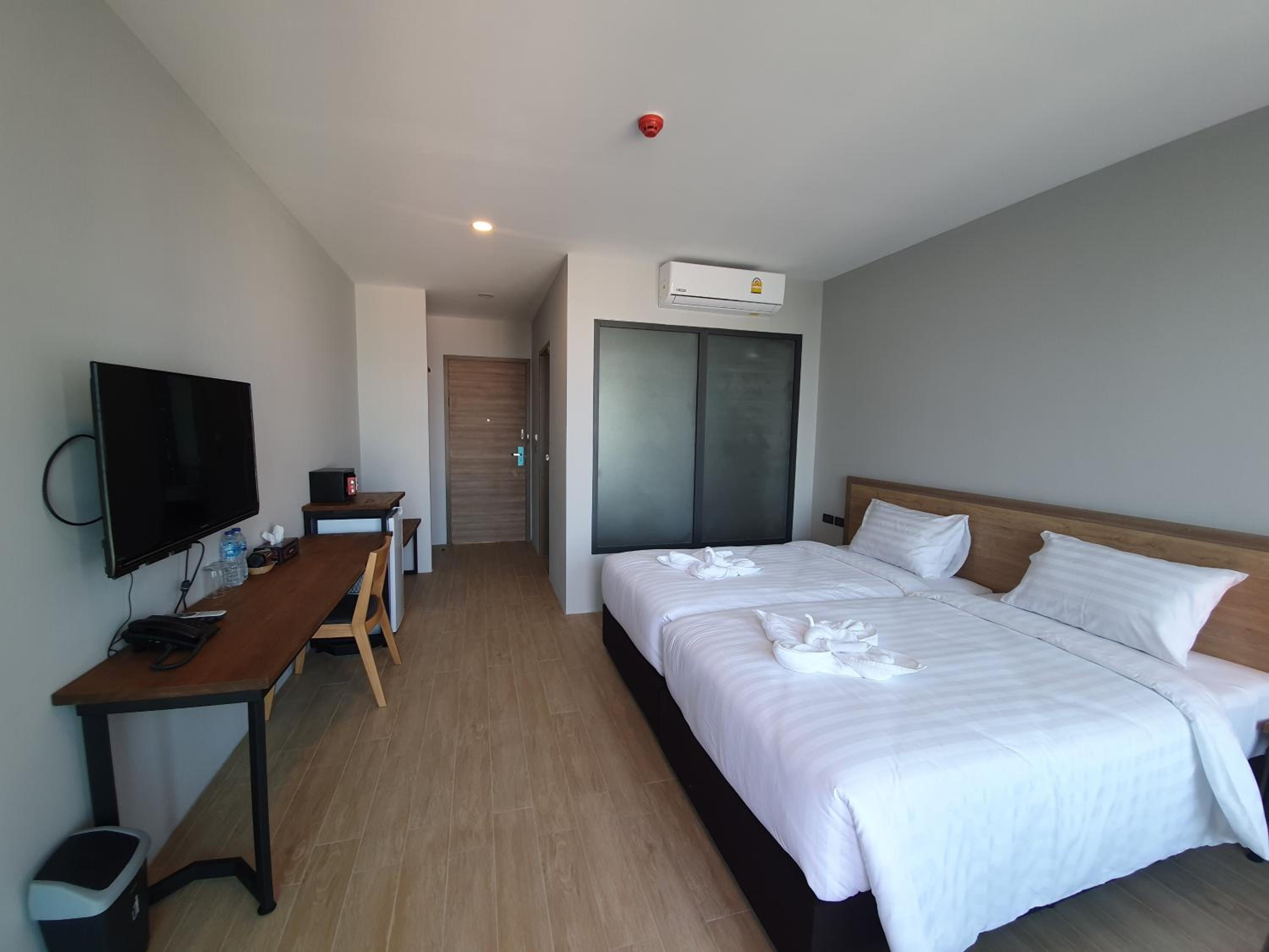 Twin Room with Pool View - Photo 2