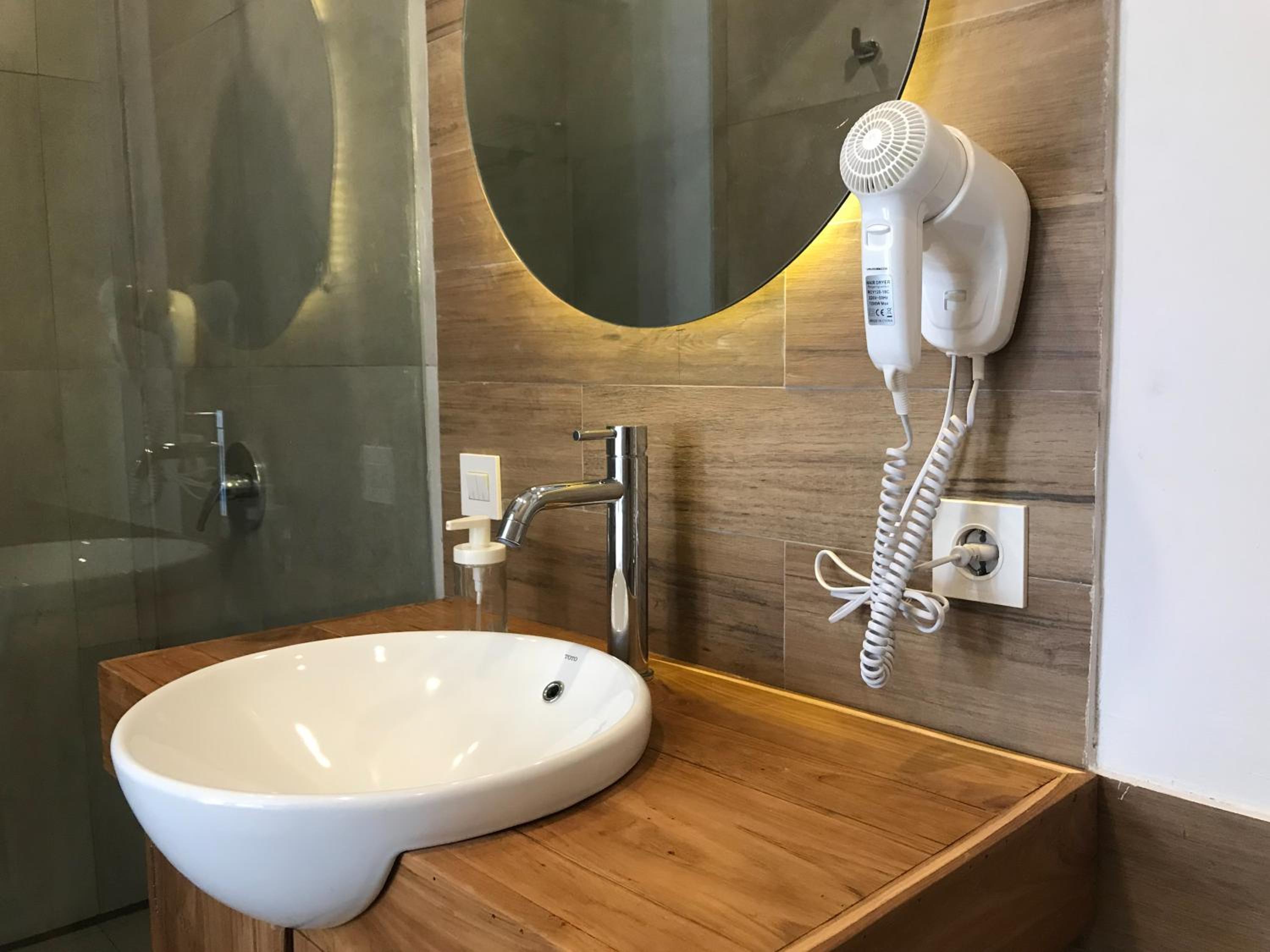 Deluxe Double or Twin Room with Pool Access - Photo 11