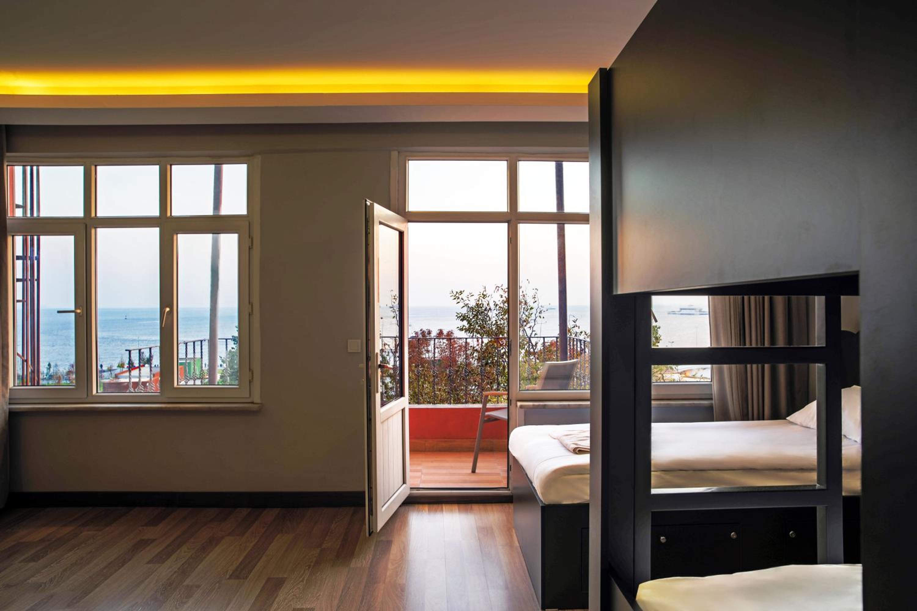 Bed in 8-Bed Mixed Dormitory Room photo 2