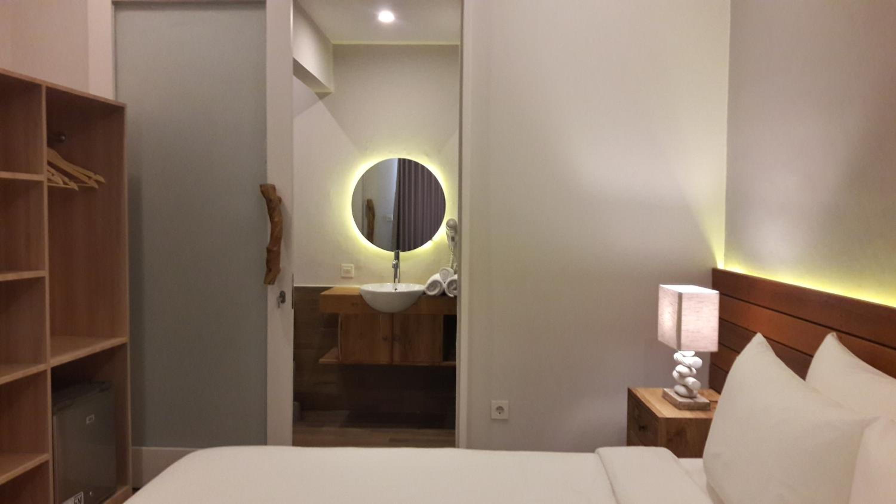 King Room with Pool View - Photo 12