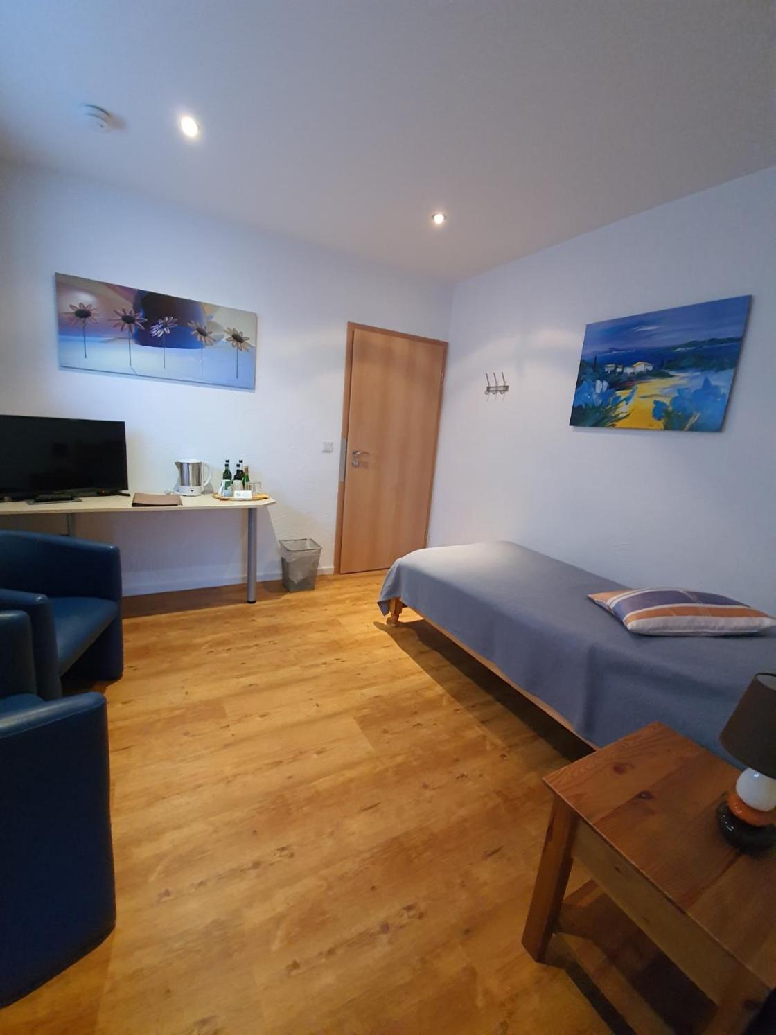 Single Room with Bathroom photo 3