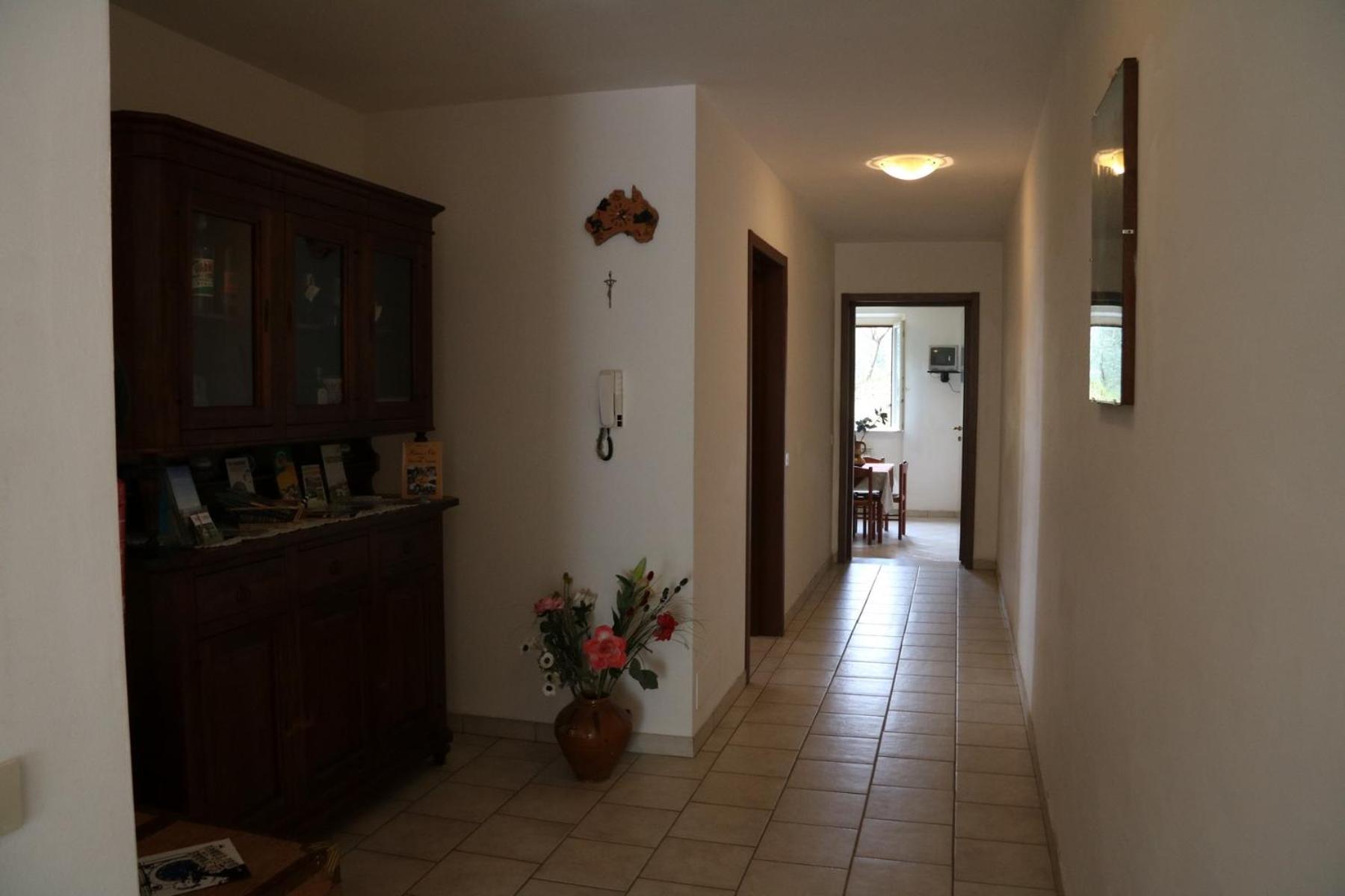 Apartment with Mountain View - Photo 4