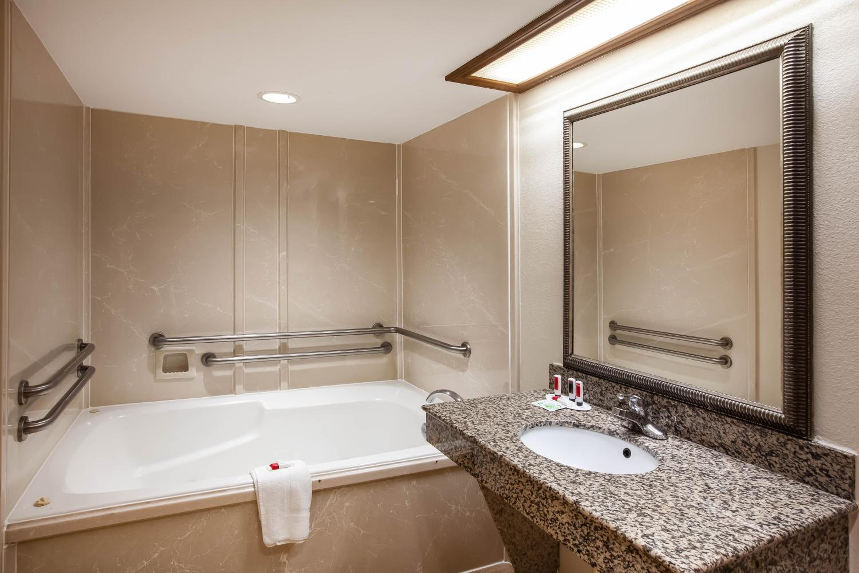 Studio King Suite - Non-Smoking - Photo 5