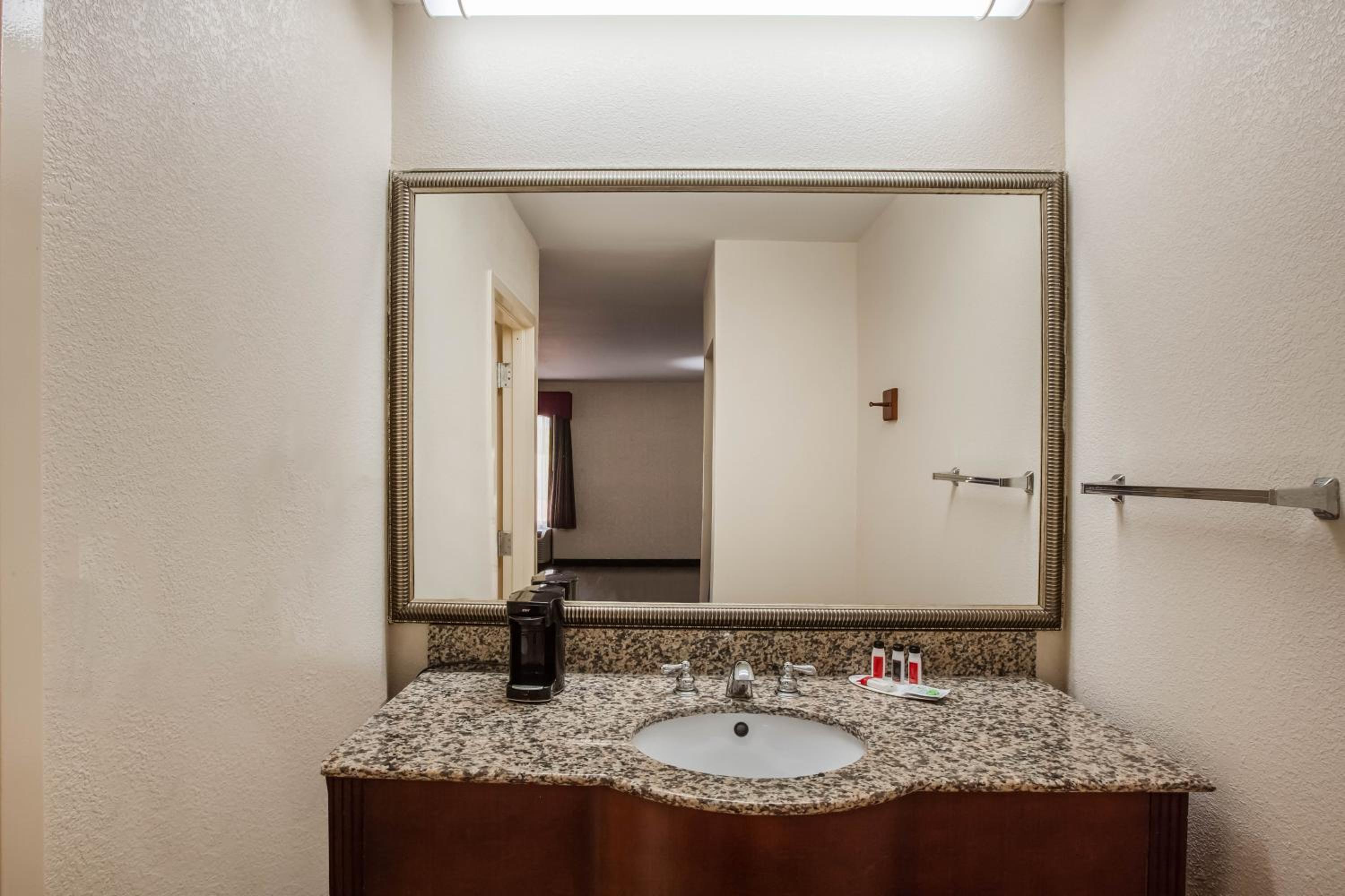 King Room - Non-Smoking - Photo 6