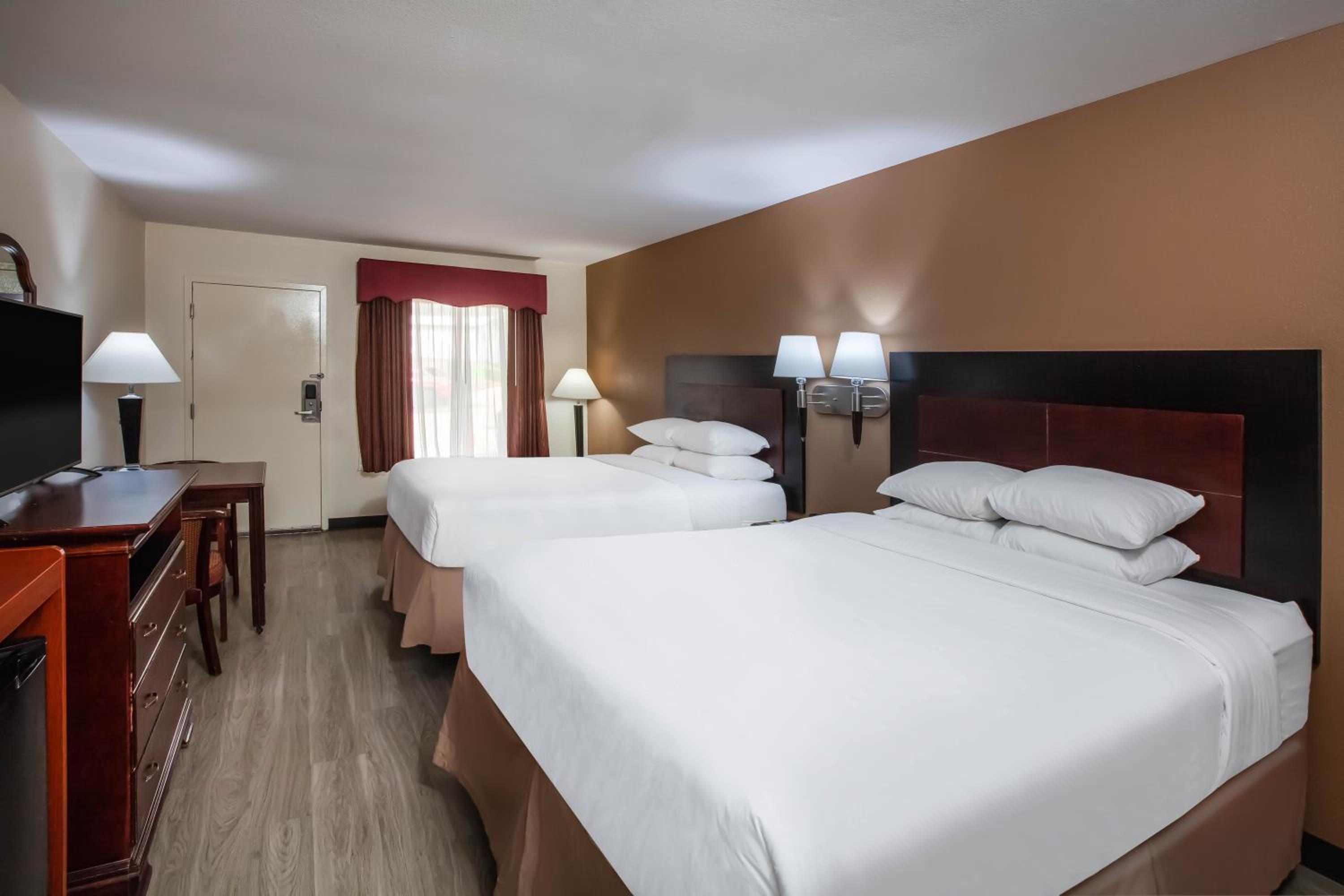Queen Room with Two Queen Beds - Non-Smoking - Photo 1
