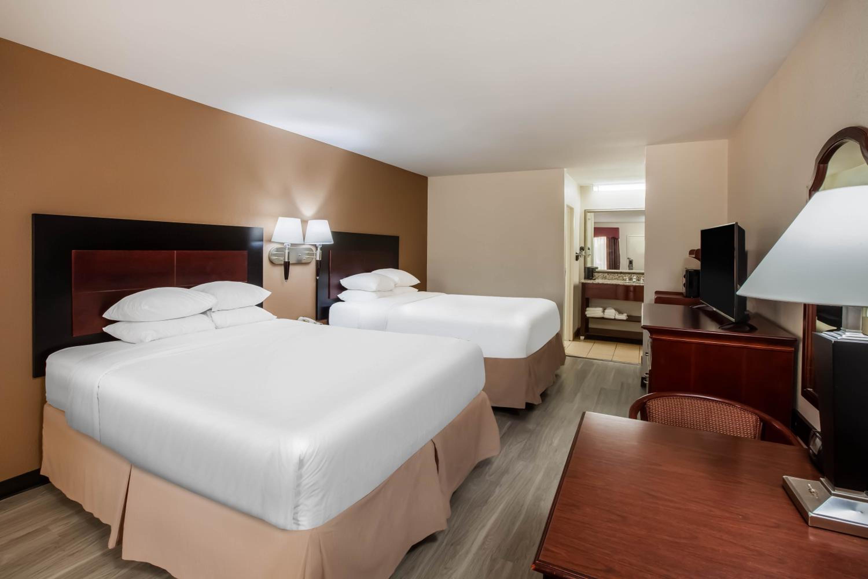 Queen Room with Two Queen Beds - Non-Smoking - Photo 4