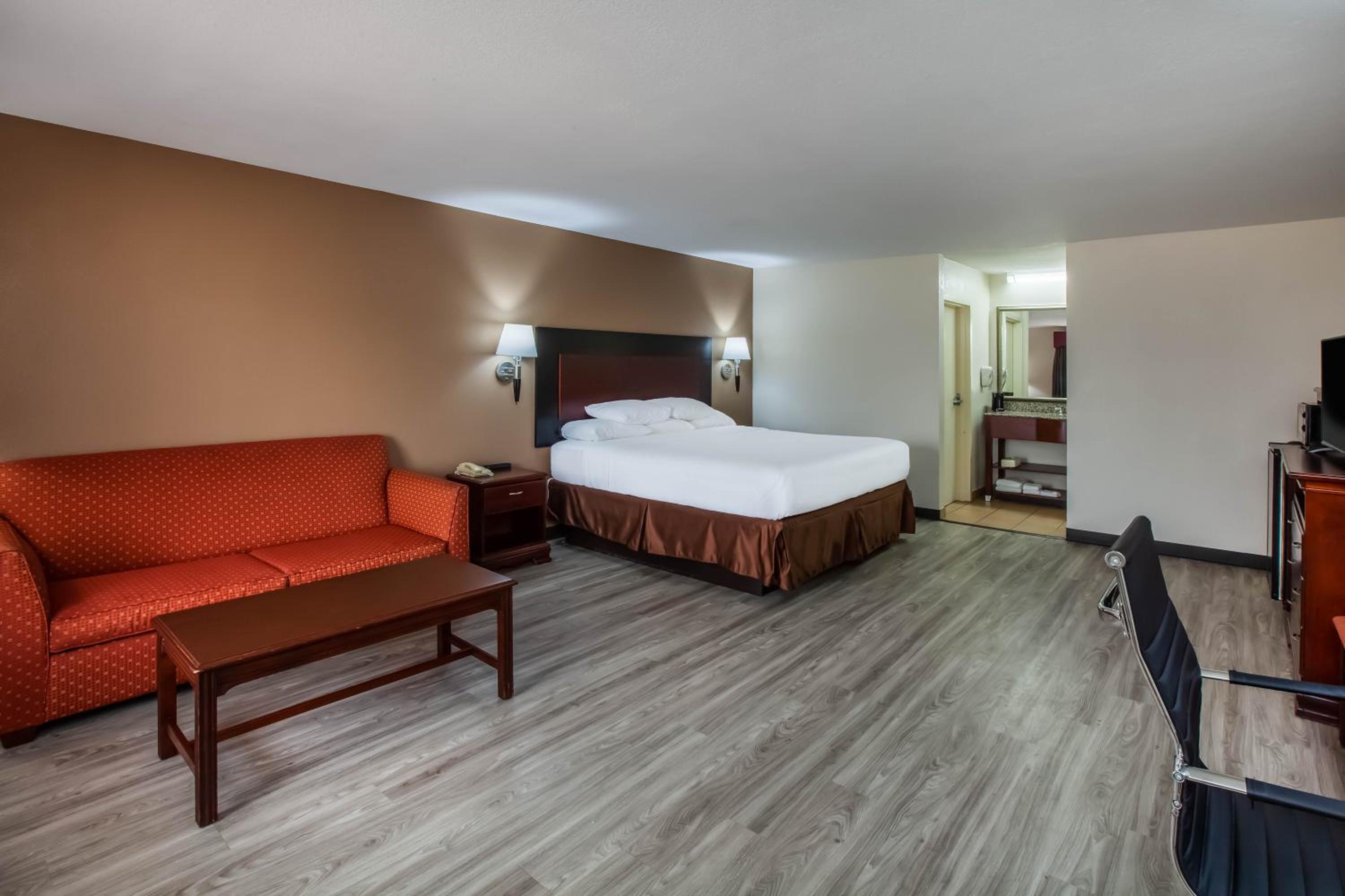 Deluxe King Room - Non-Smoking - Photo 3