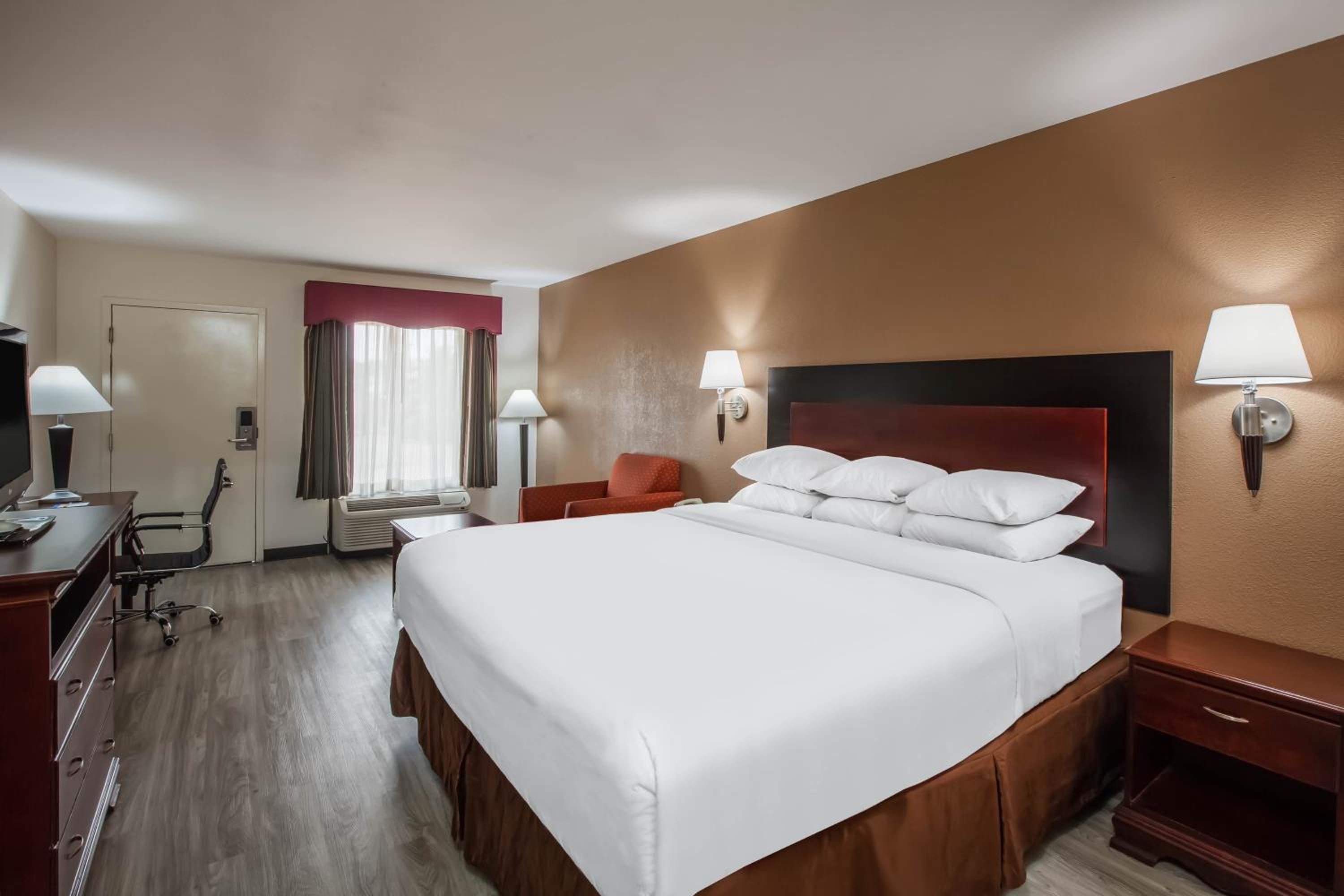 King Room - Non-Smoking - Photo 3