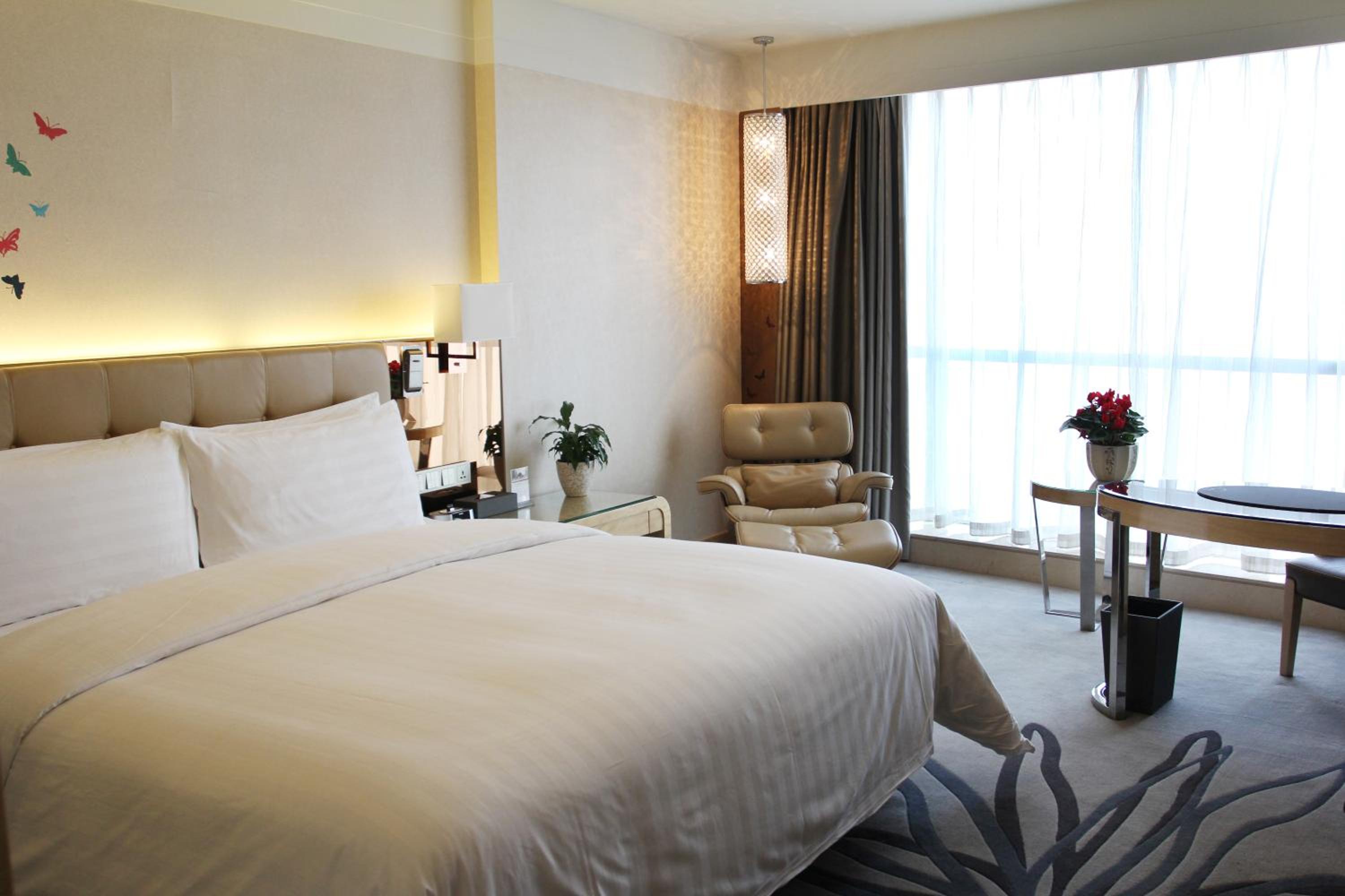Superior King Room with River View photo 3