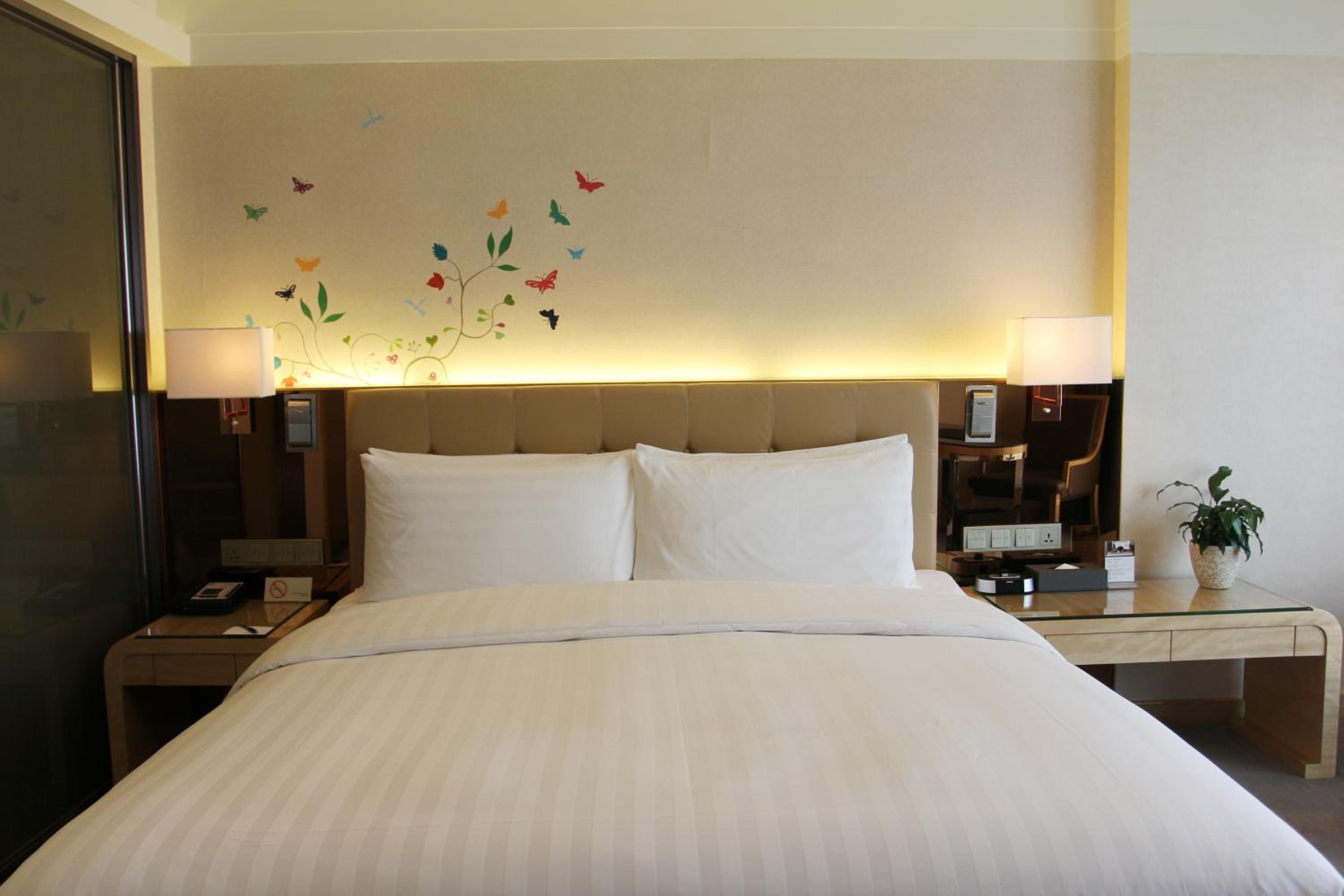 Superior King Room with River View photo 2