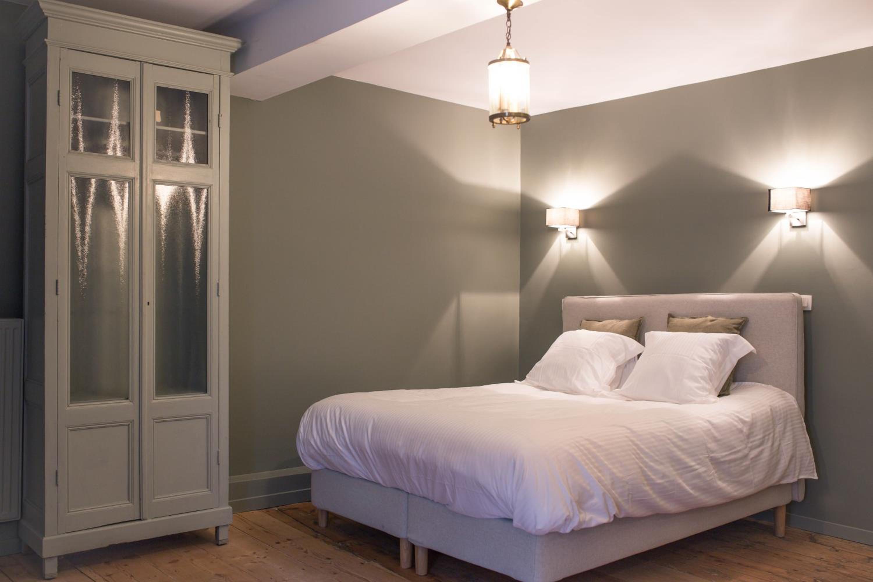 Studio Apartment - Photo 1