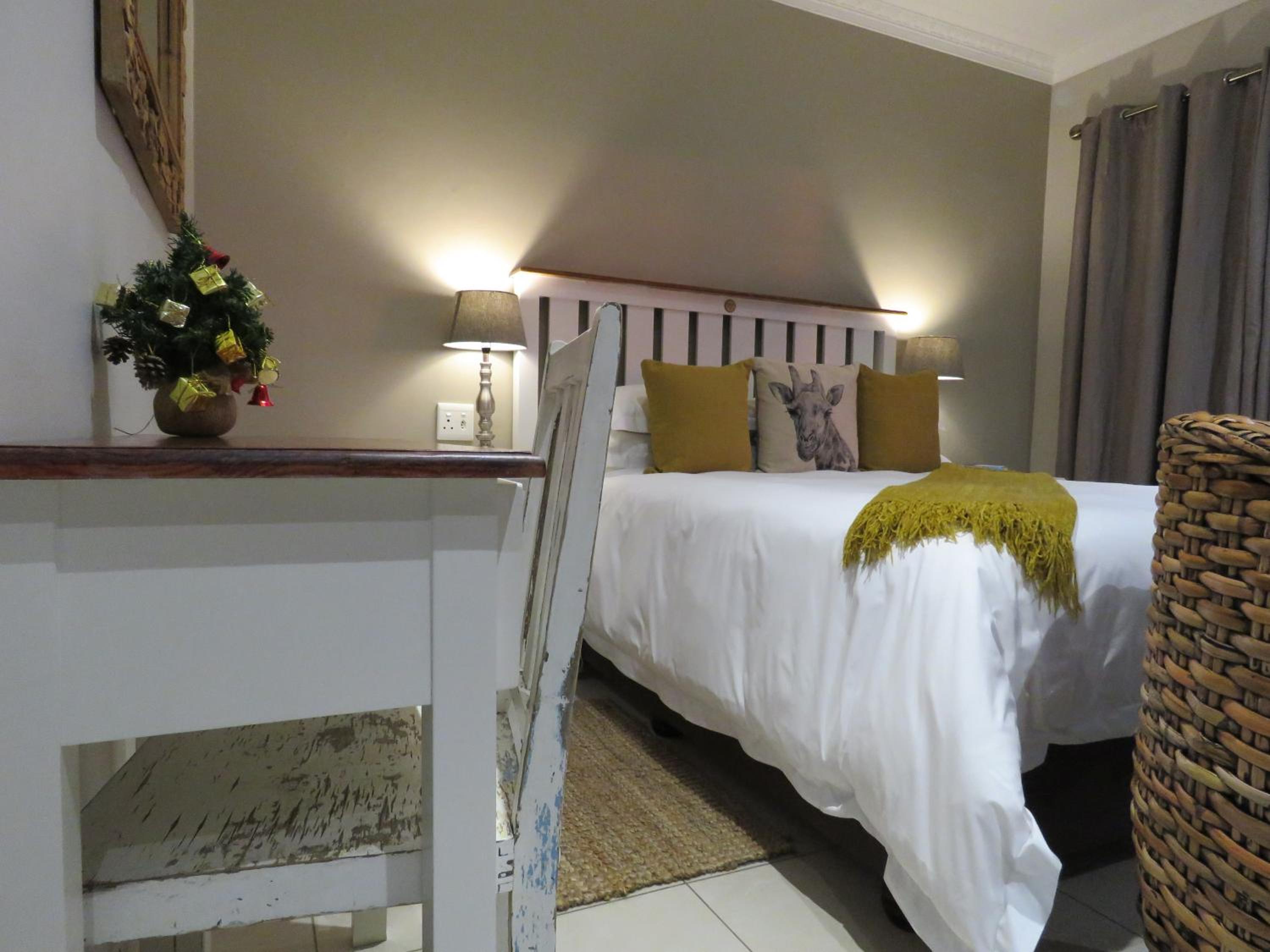 Queen Room - Photo 17
