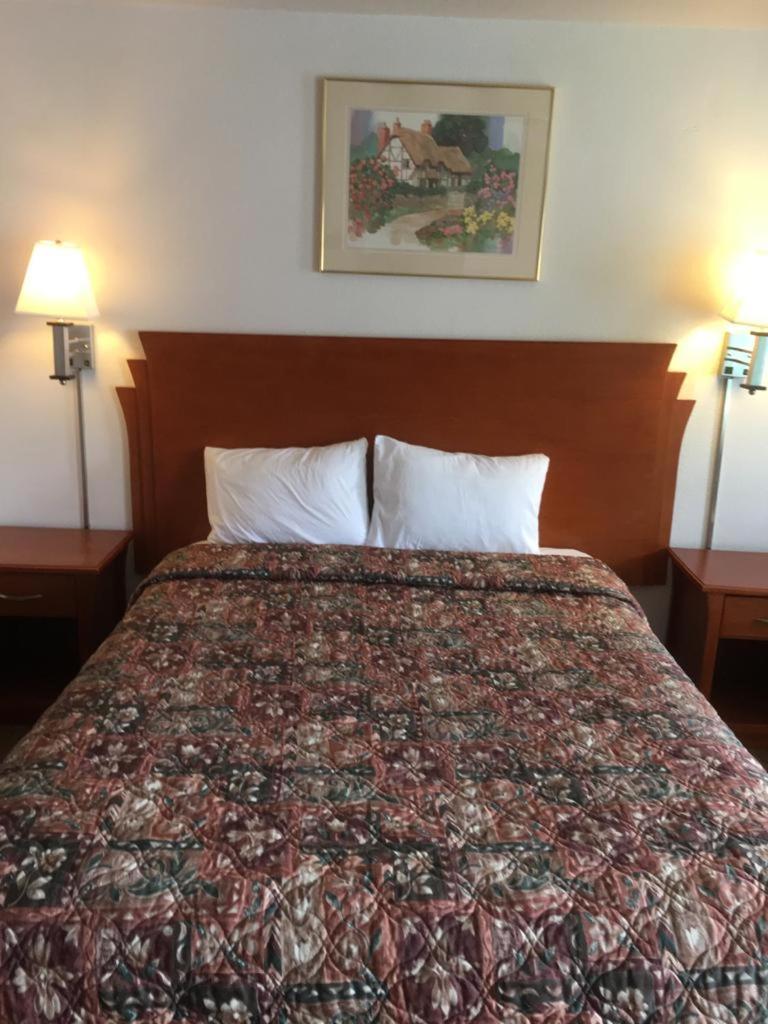 Queen Room photo 1