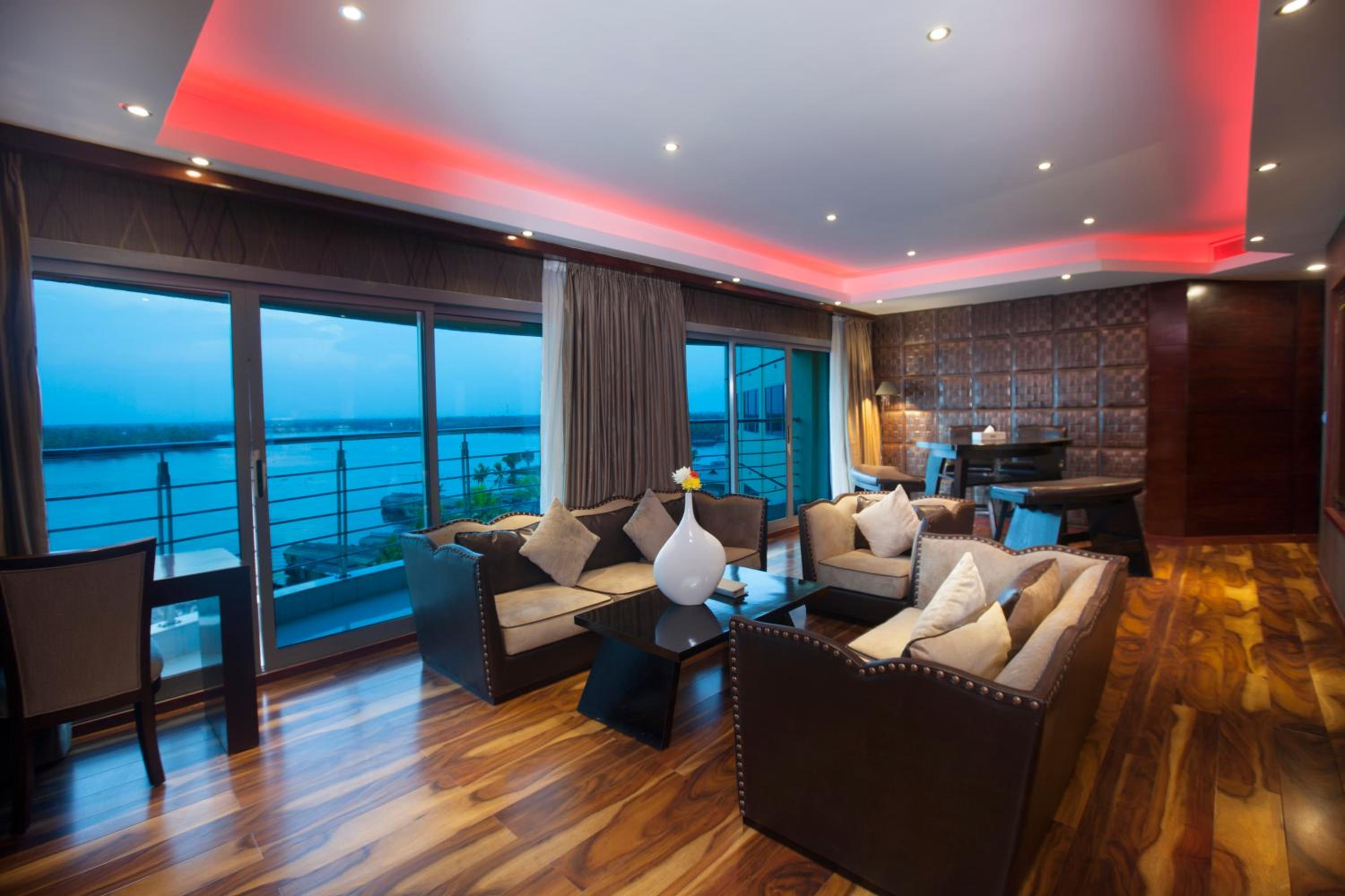 Presidential King Suite with Lake View - Non-Smoking