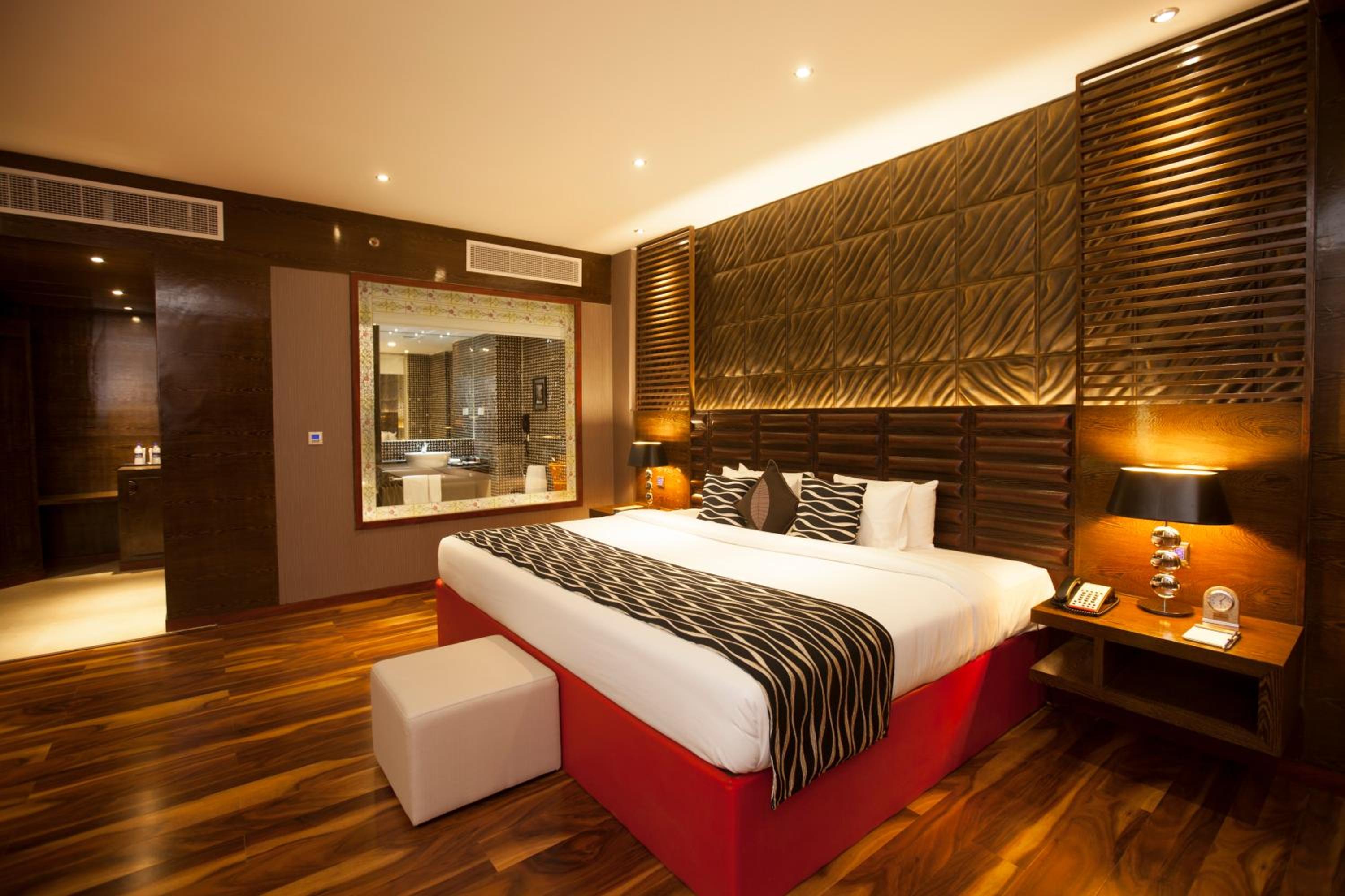 King Suite with Lake View - Non-Smoking