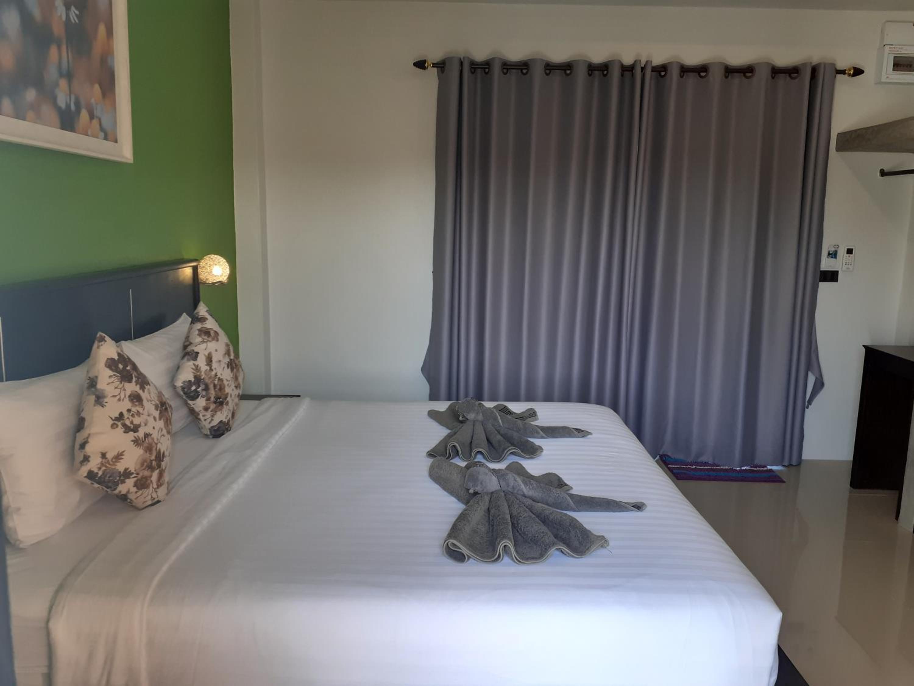 Deluxe Double Room with Balcony - Photo 8