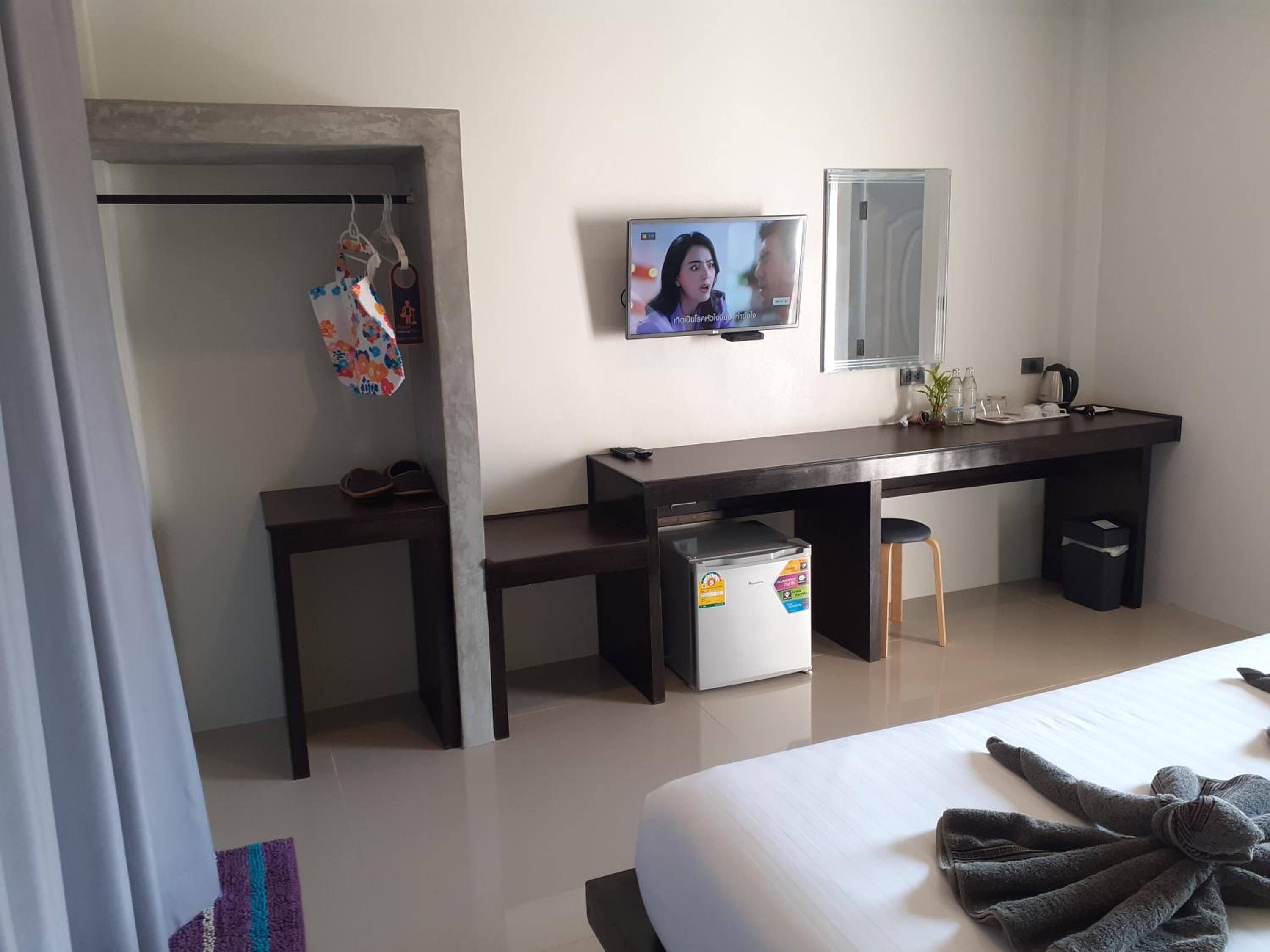 Deluxe Double Room with Balcony - Photo 4
