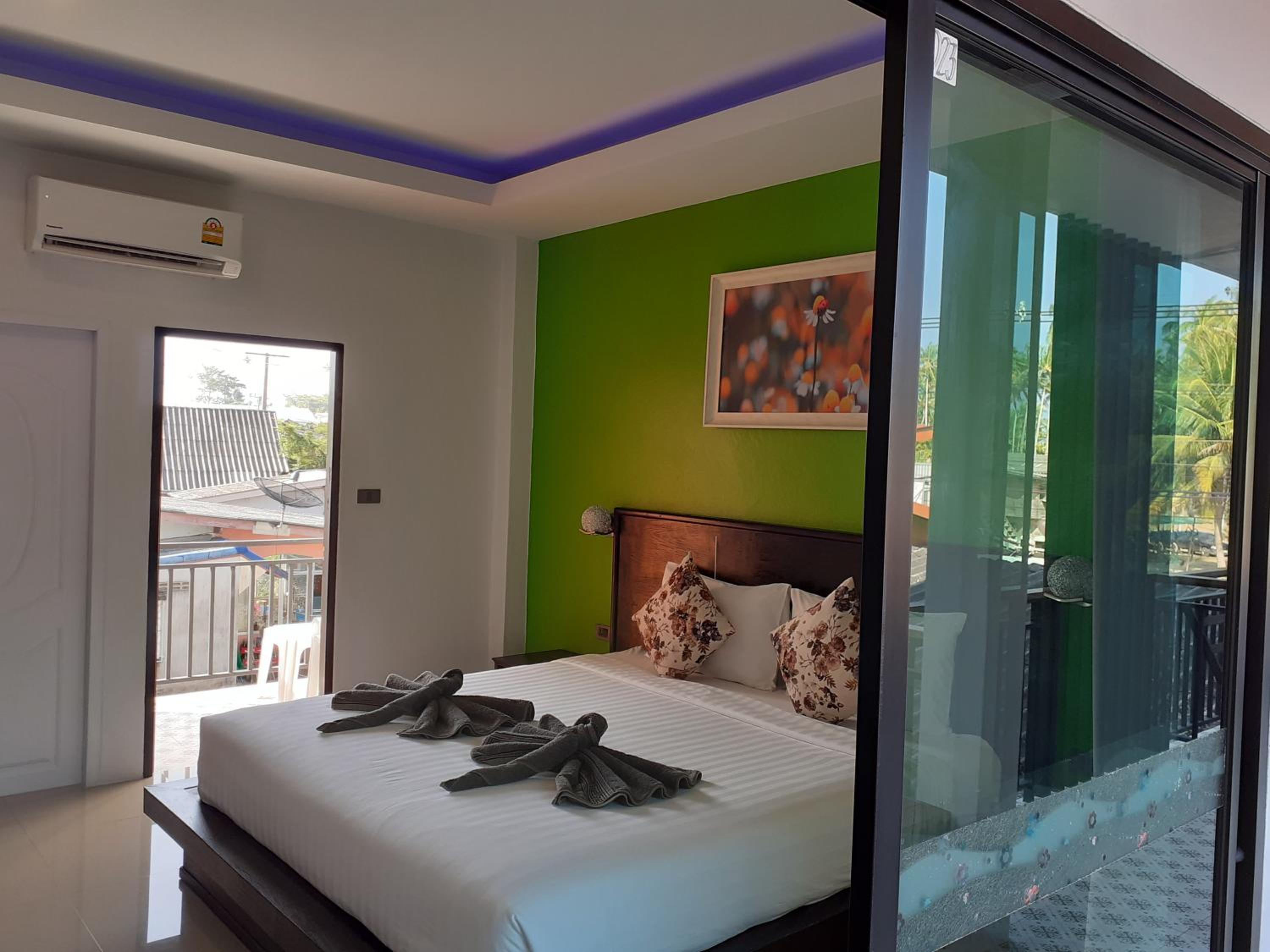 Deluxe Double Room with Balcony - Photo 9