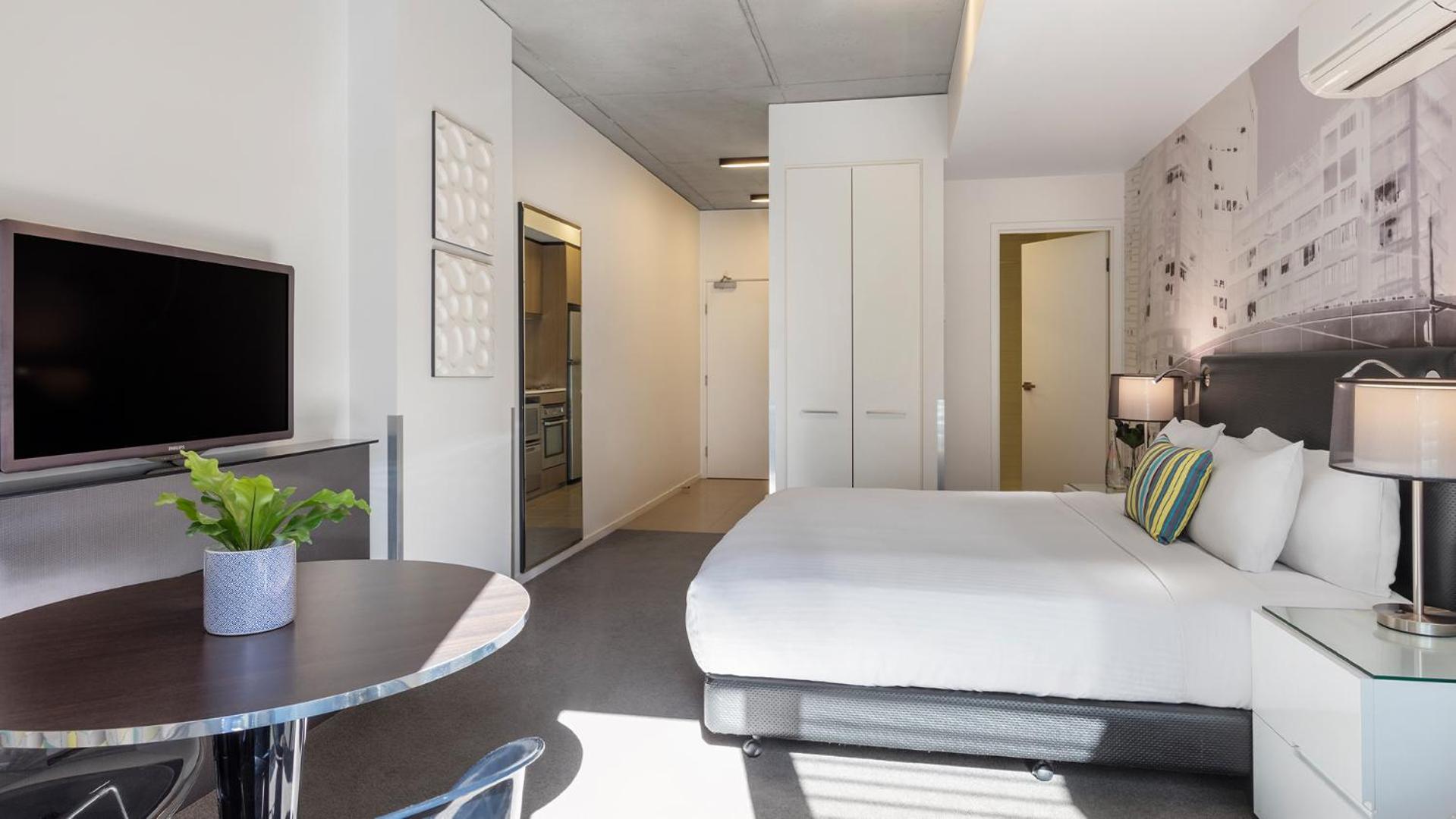 Studio Apartment with Balcony thumbnail 5