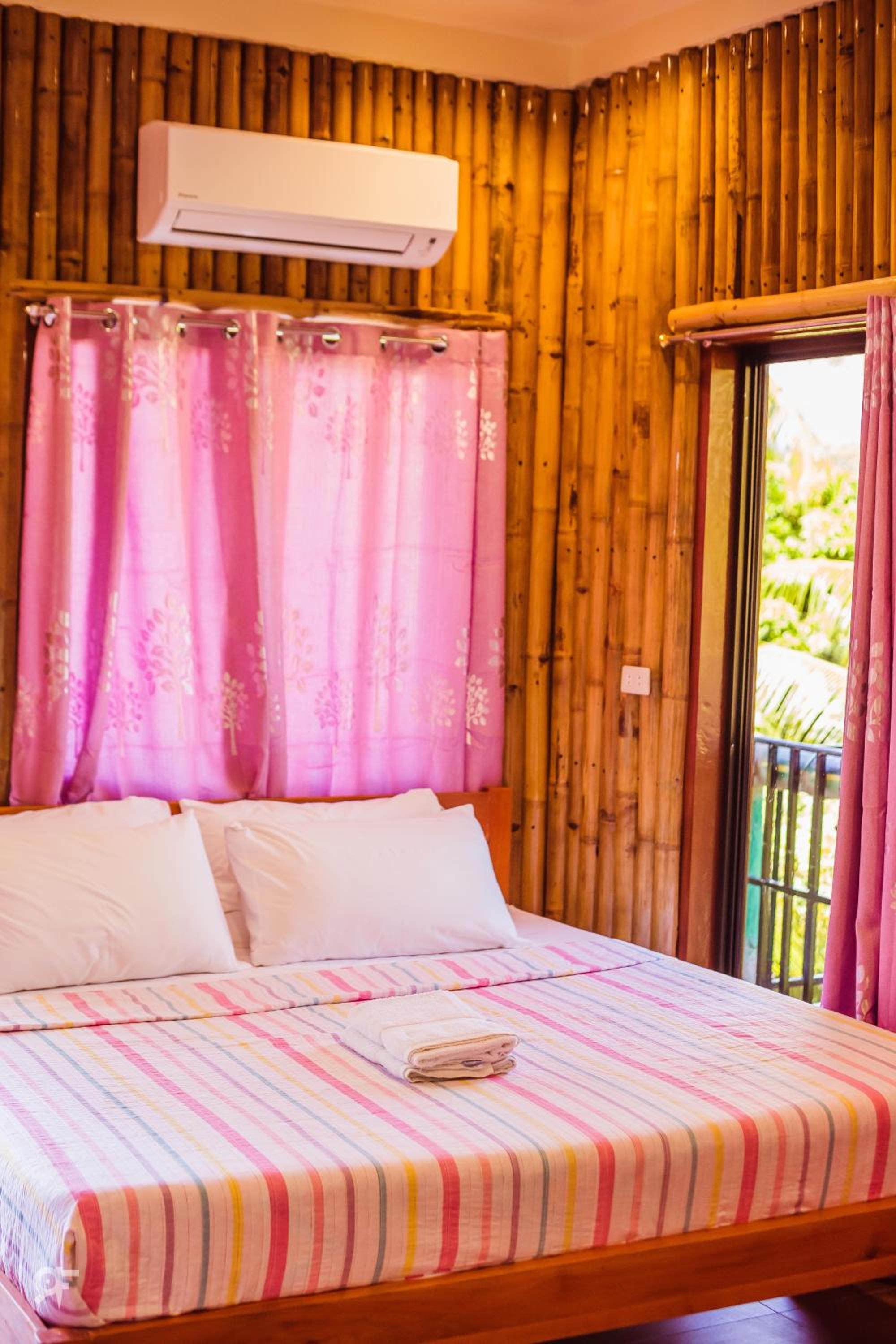 Deluxe Double Room with Balcony - Photo 6