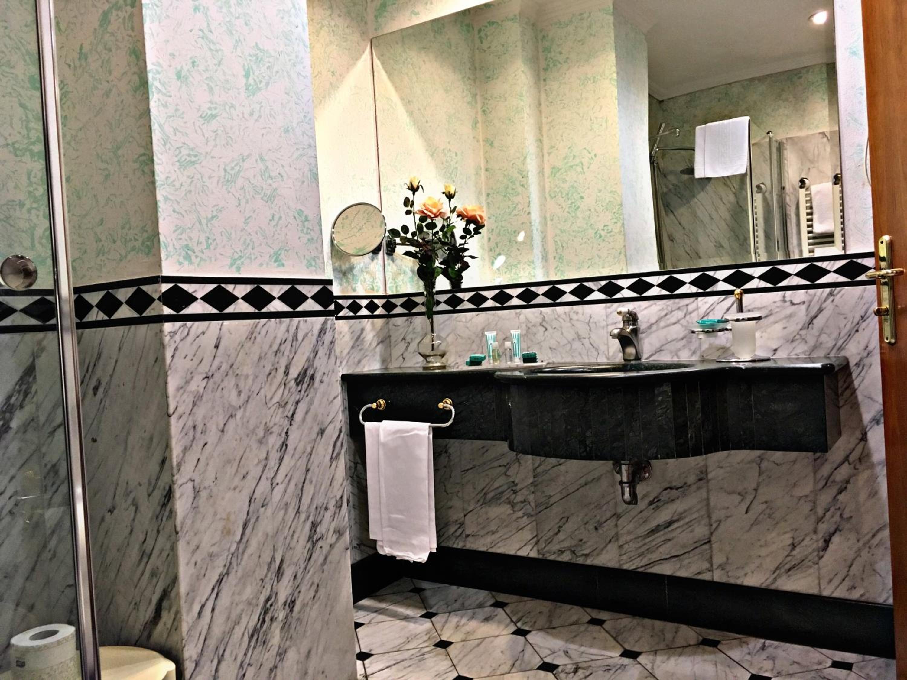 Standard Double Room thumbnail 5