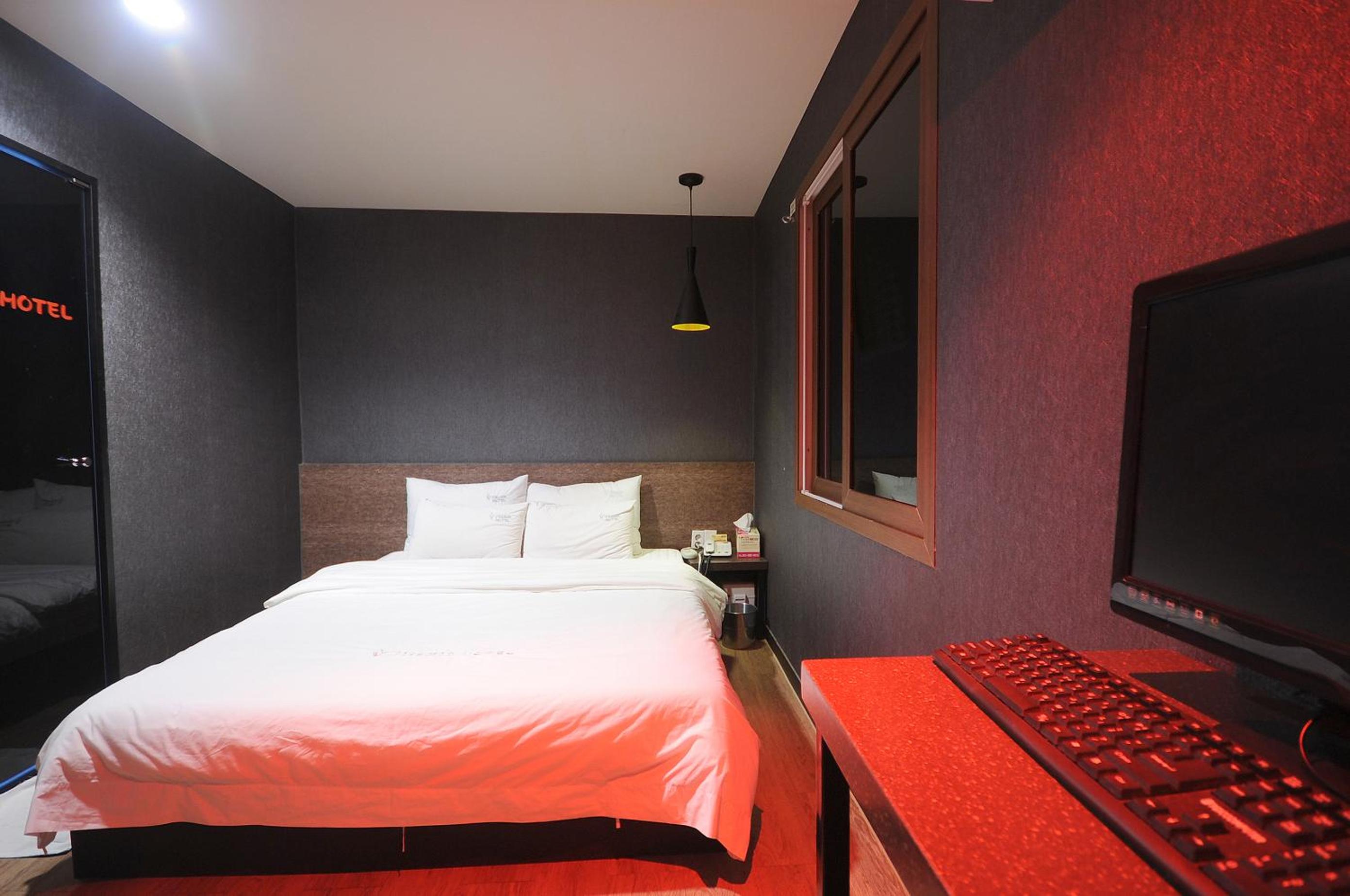 Standard Double Room - Photo 9