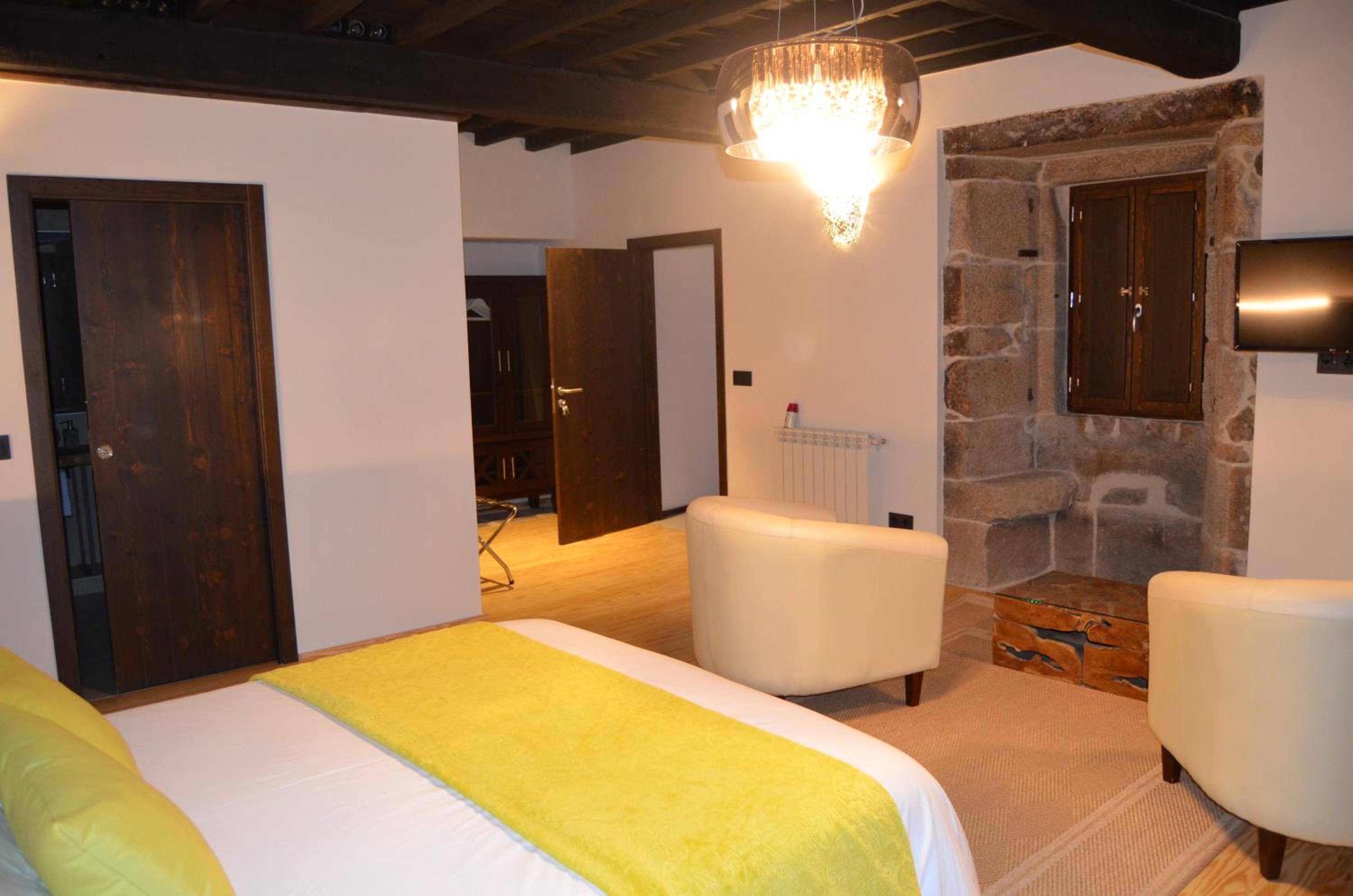 Deluxe Double Room - Photo 9