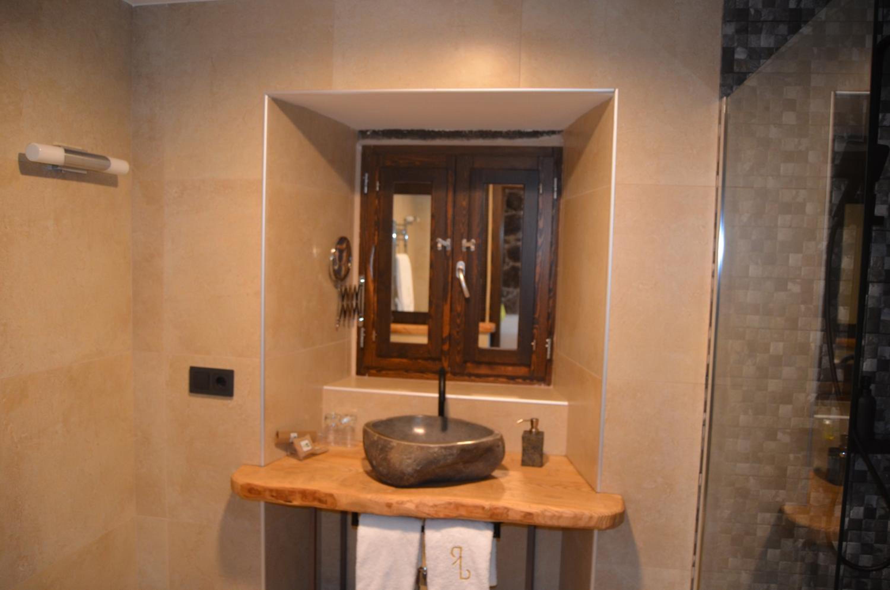 Deluxe Double Room - Photo 8