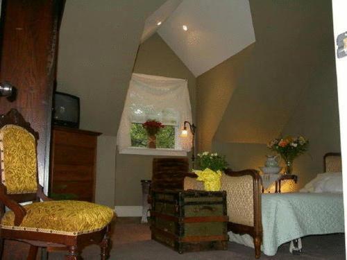 Queen Room photo 2