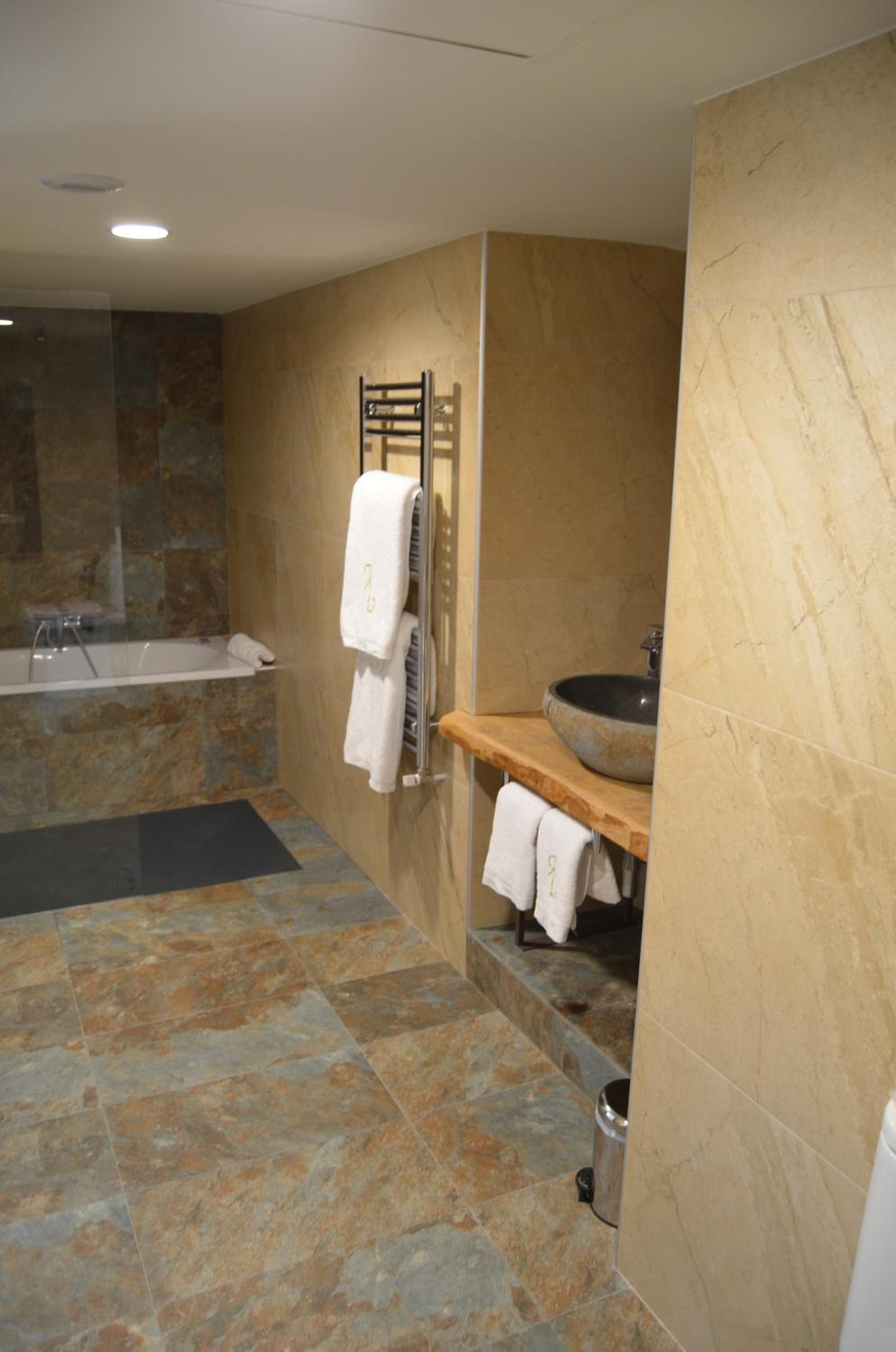 Superior Double Room with Hot Tub - Photo 7