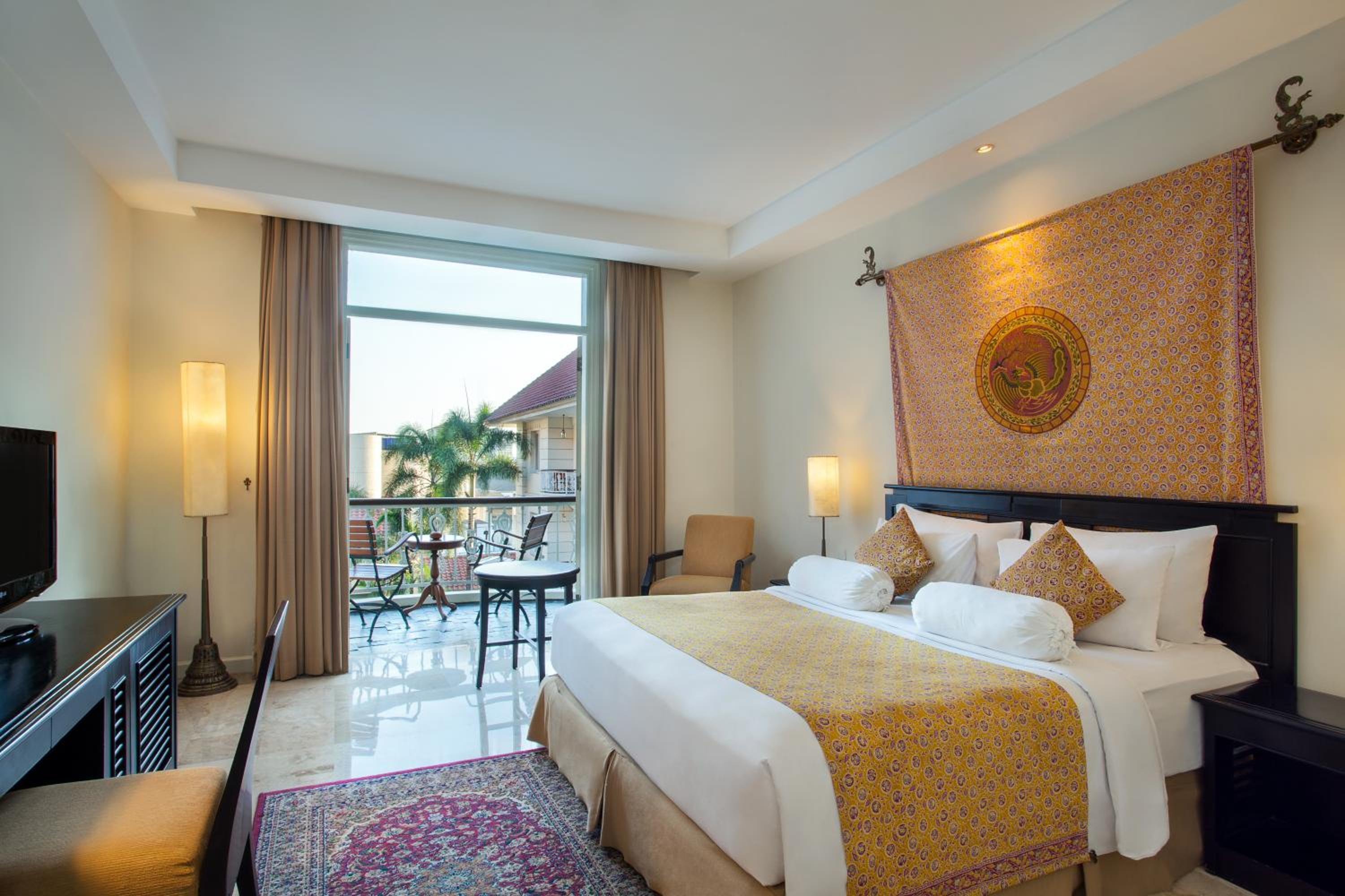 Deluxe Legacy King Room with Pool View photo 1