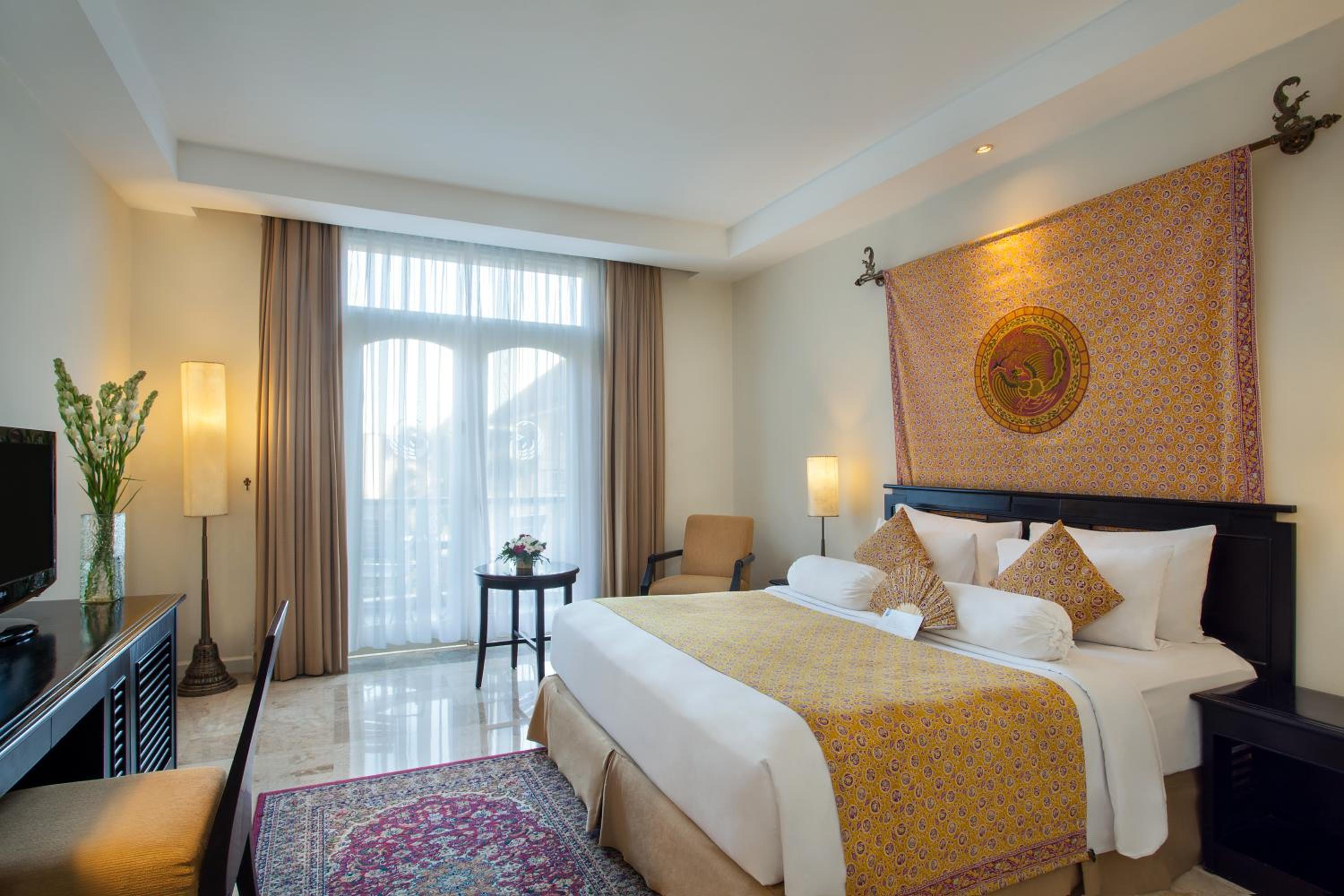 Deluxe Legacy King Room with Pool View photo 2