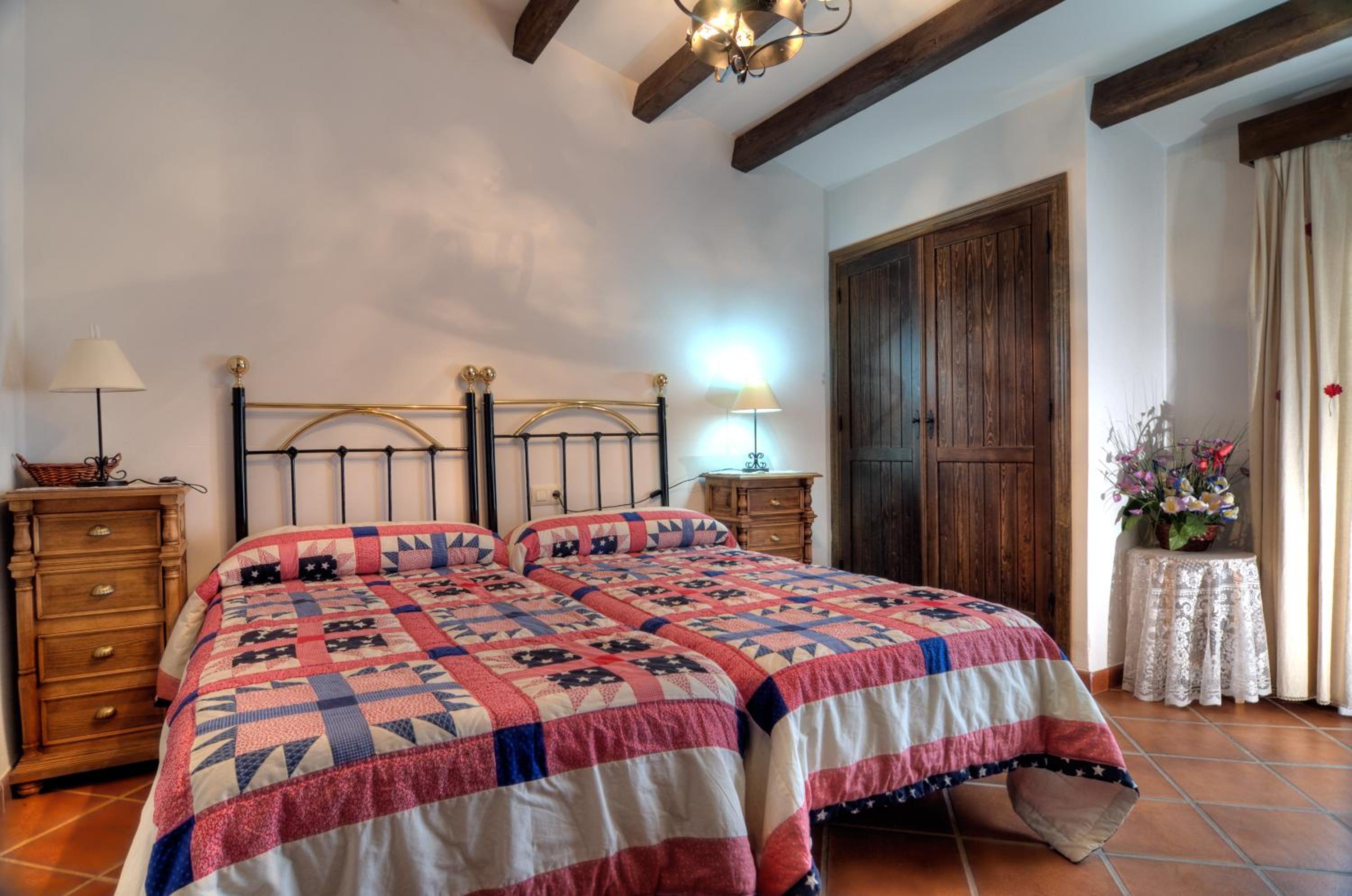 Six-Bedroom House - Photo 36