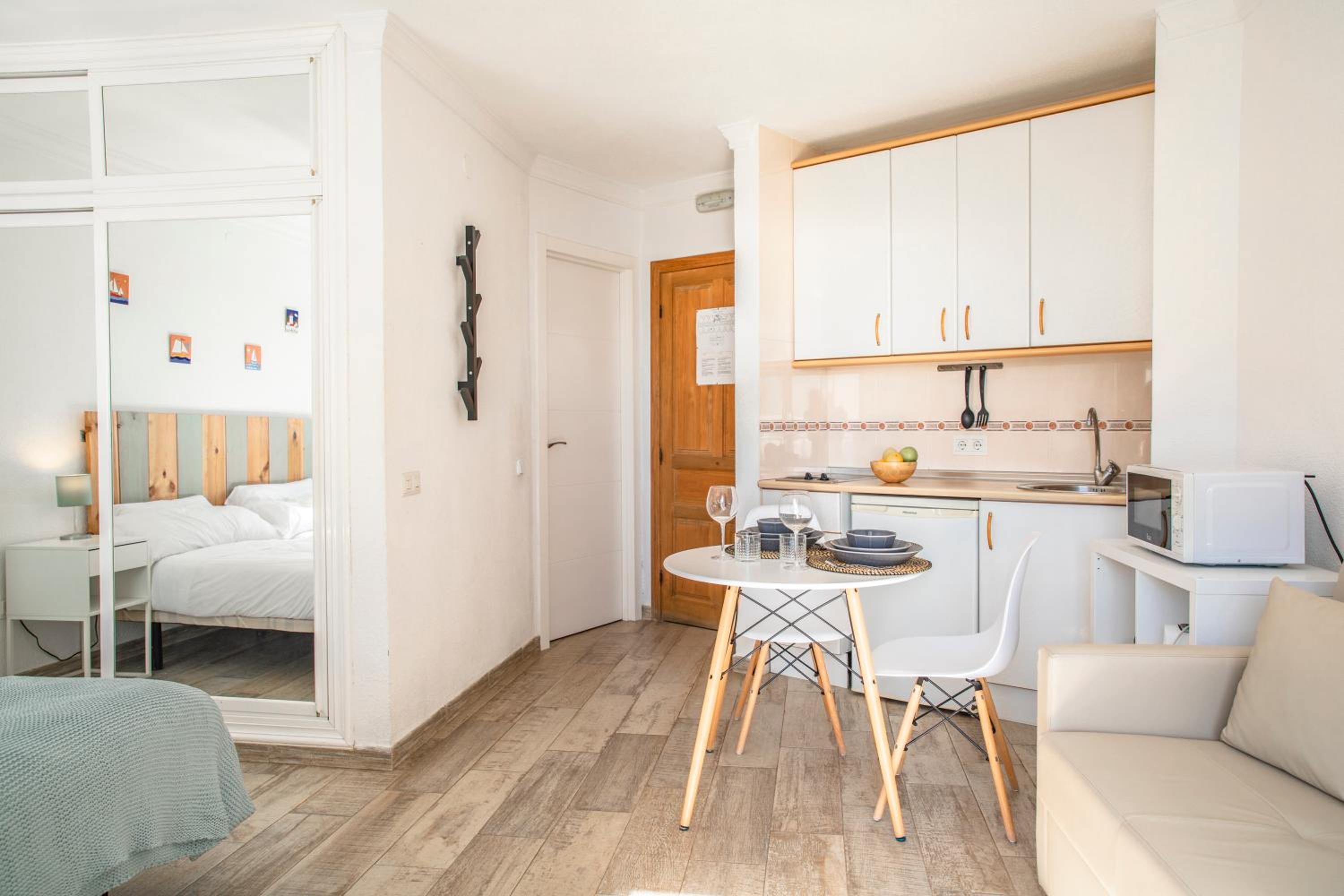 Studio with Balcony and Sea View - Photo 9